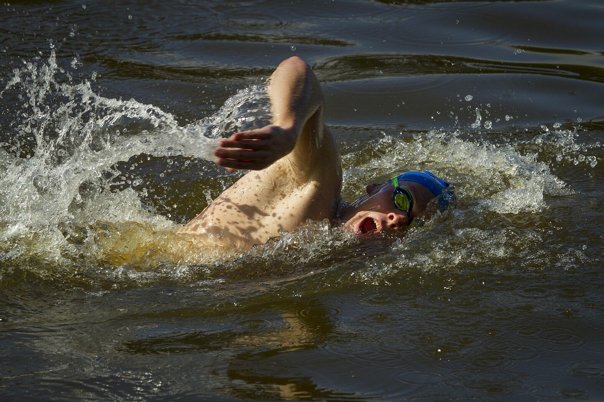 Ein Schwimmer im Freiwasser.
