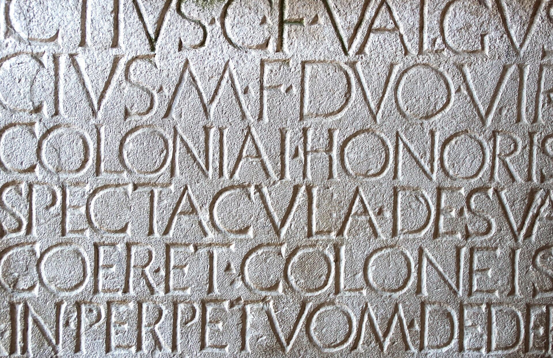 Lateinische Schrift auf einer Steintafel