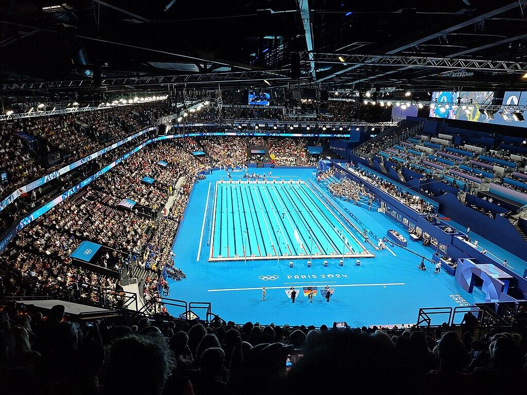 Das Olympische Schwimmbecken der olympischen Sommerspiele 2024 in Paris aus dem Oberrang fotografiert.