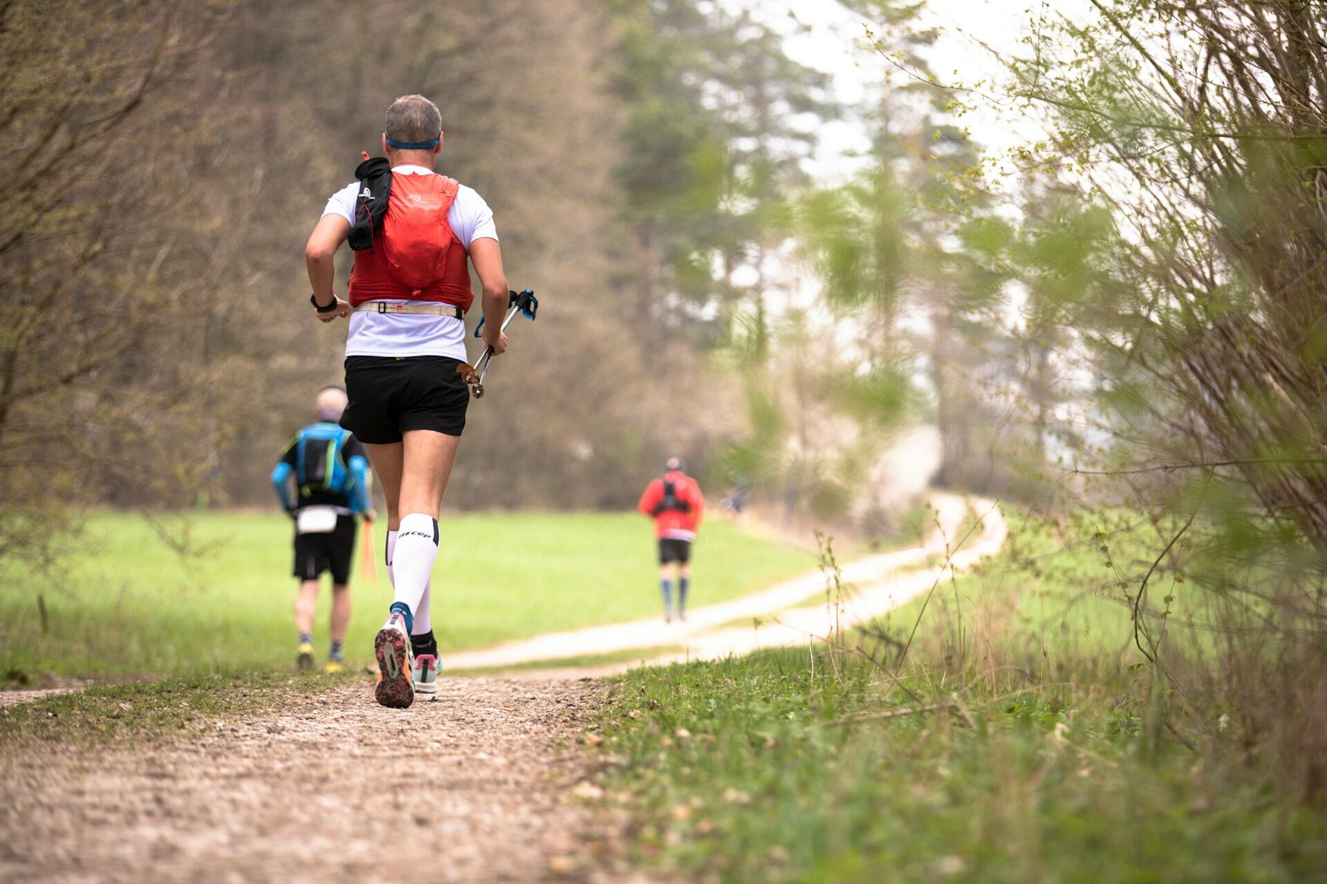 Menschen beim Trailrunning
