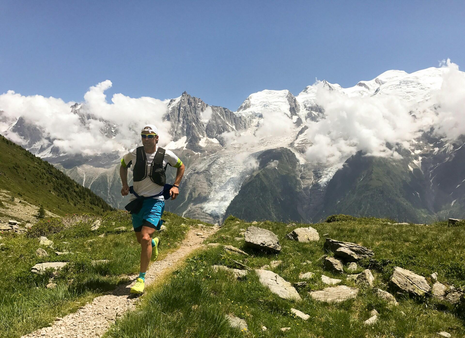 Mann in Trailrunning Ausruestung