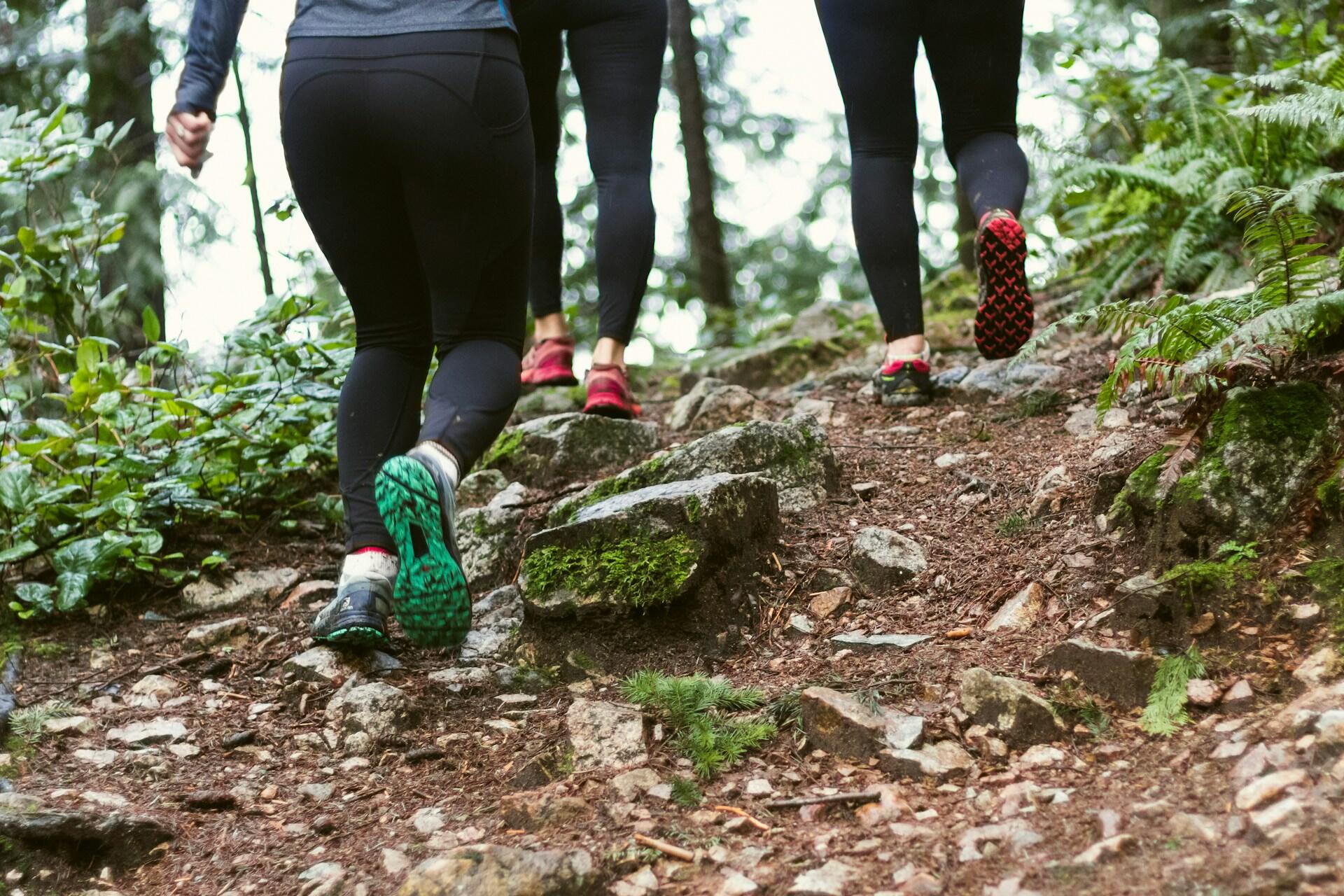 Drei Damen beim Trailrunning mit stabilen Schuhen