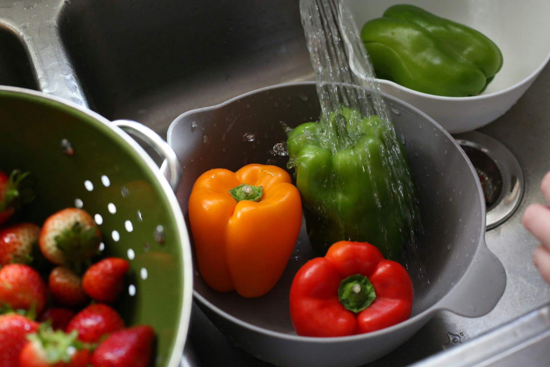Obst und Gemuese wird gruendlich mit Wasser gewaschen