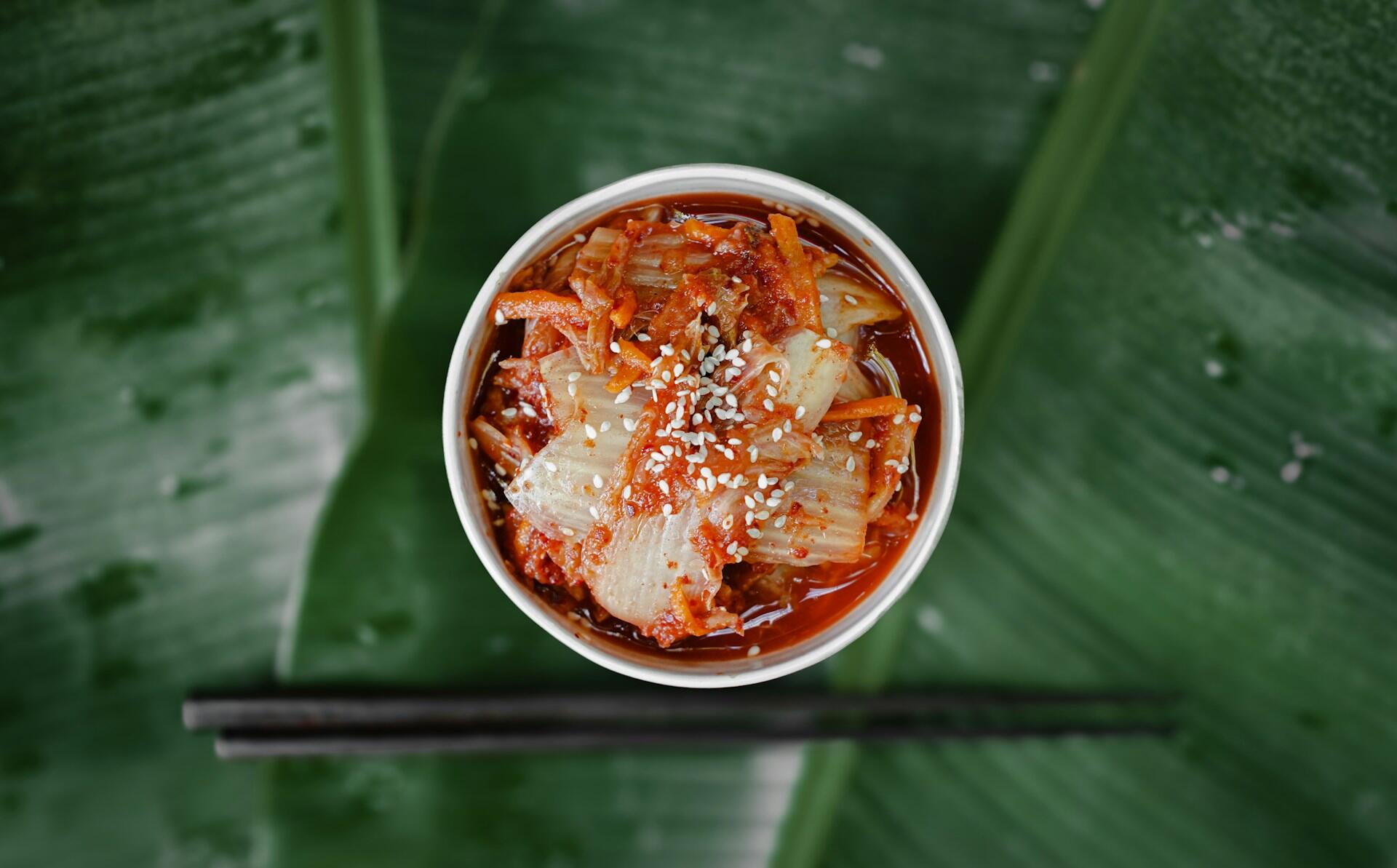 Kimchi in einer kleinen weißen Schuessel