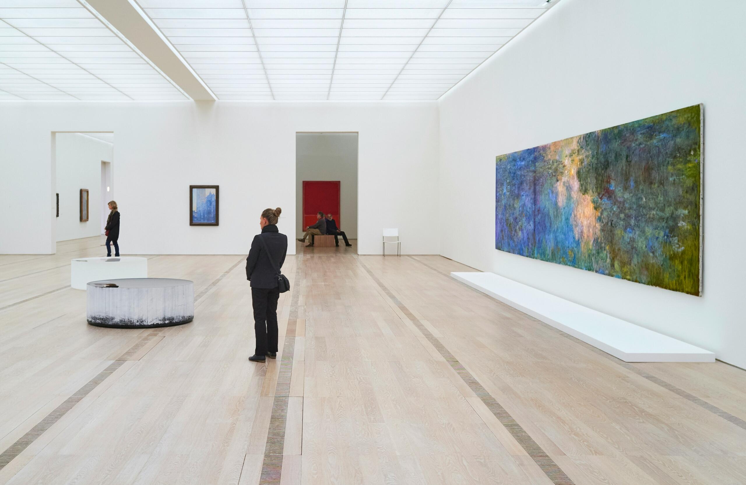 Eine Kunstausstellung in einem Museum mit weißen Wänden.