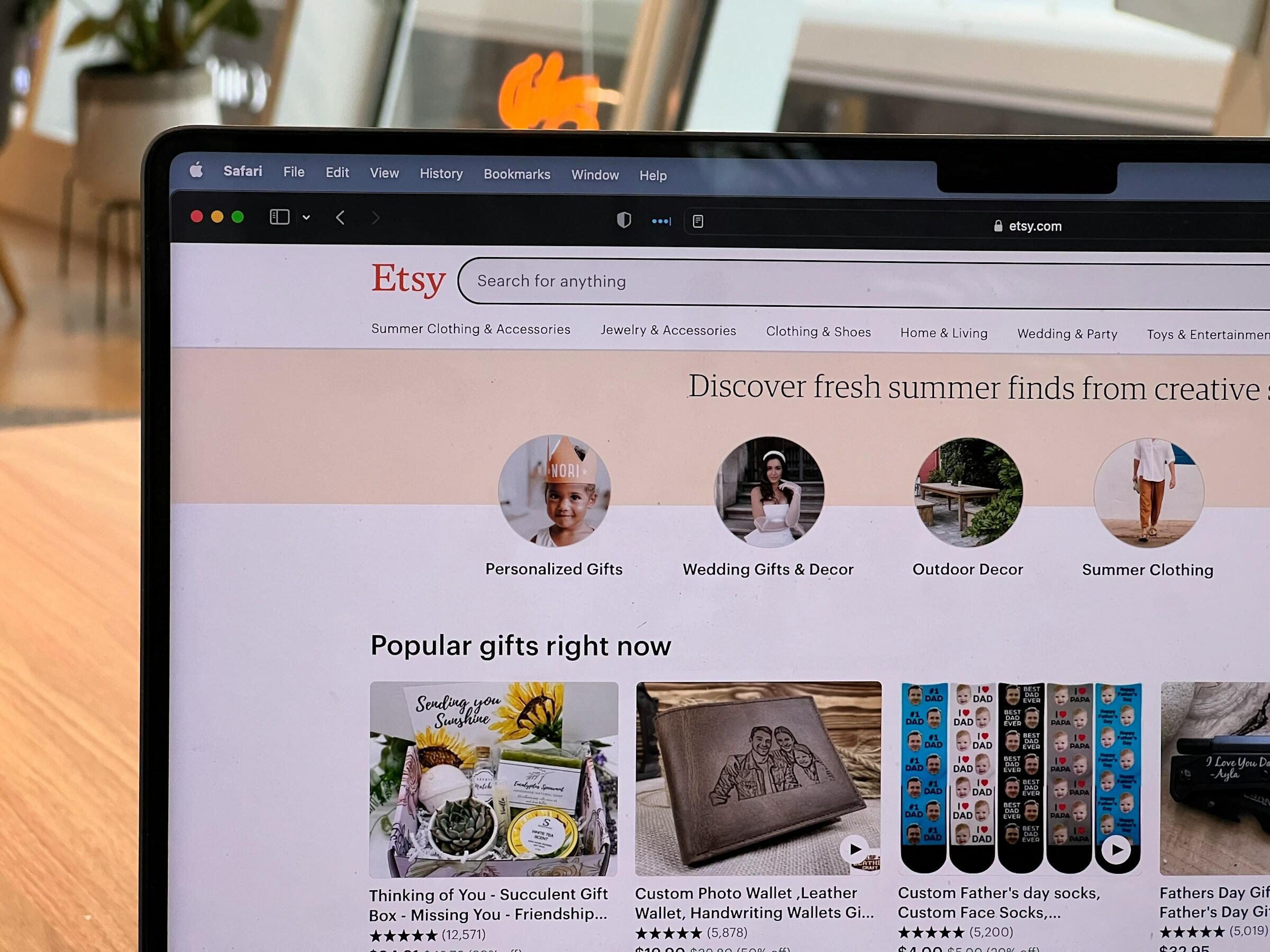 EIn Laptop, auf dem die Startseite von Etsy geöffnet ist.