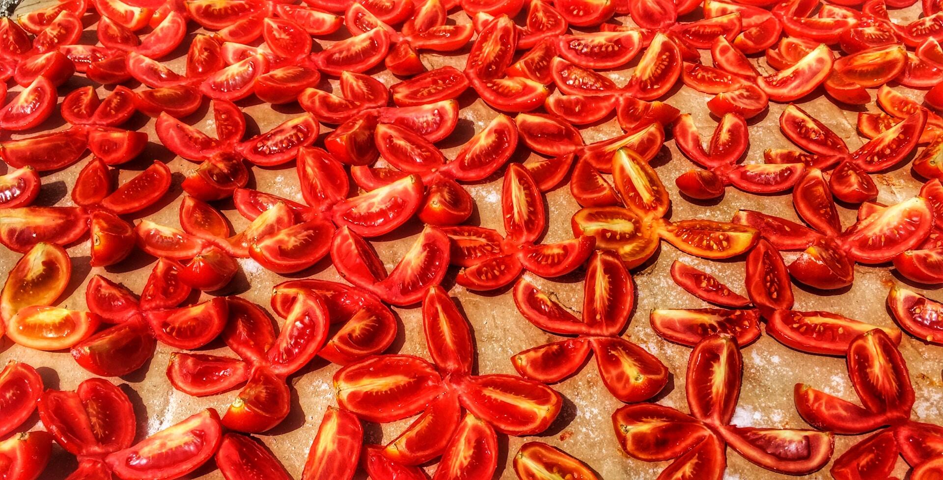 Tomaten auf einem Backblech zum Trocknen
