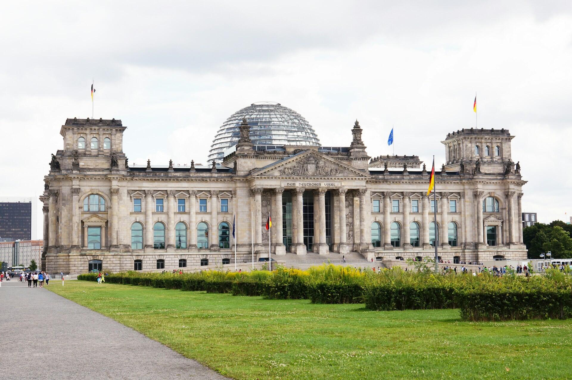 Gebaeude des deutschen Bundestags in Berlin