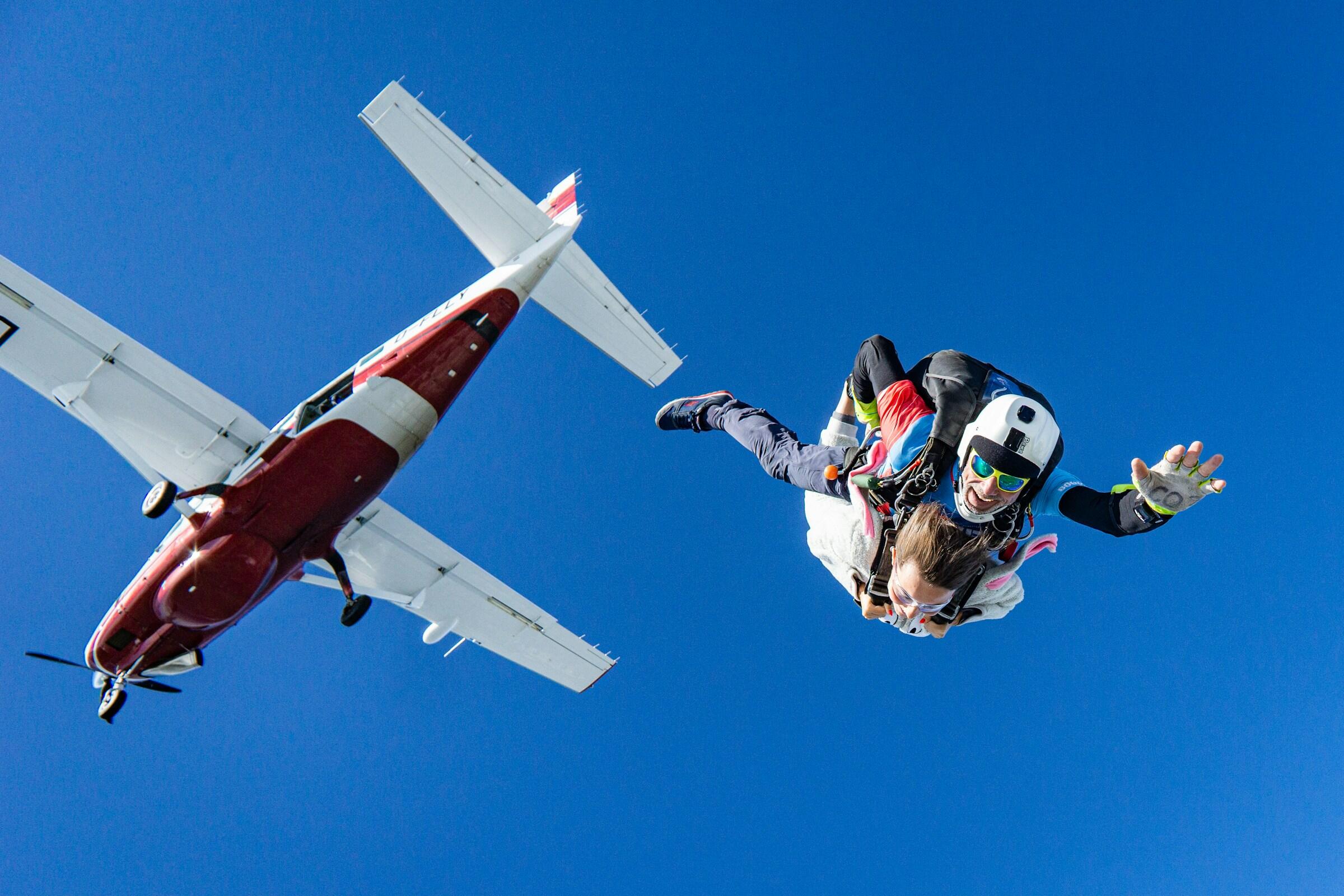 Ein Fallschirmspringer springt aus einem Flugzeug
