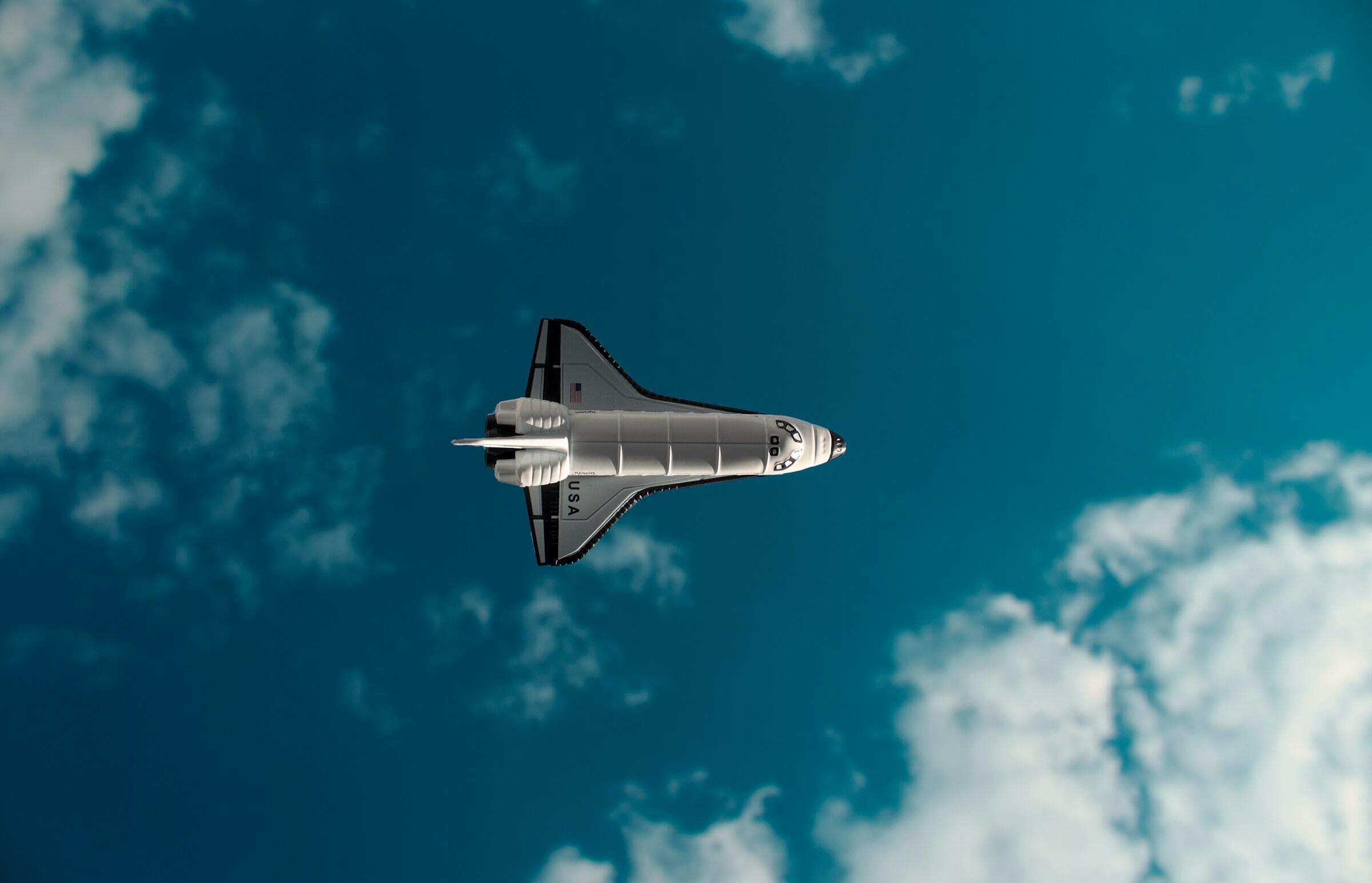 Eine Rakete fliegt im Himmel.