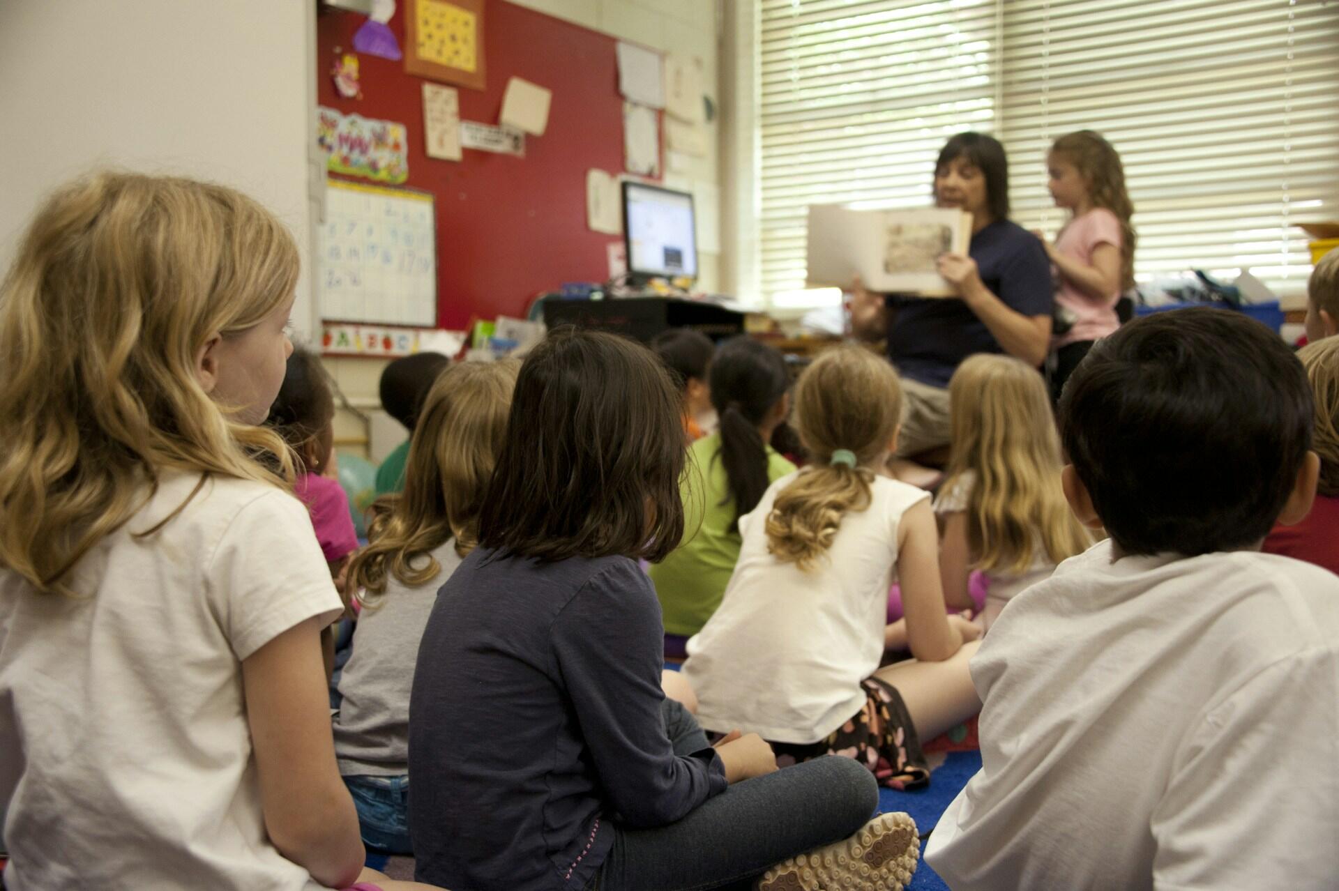 Kinder im Kindergarten lernen Sprachen