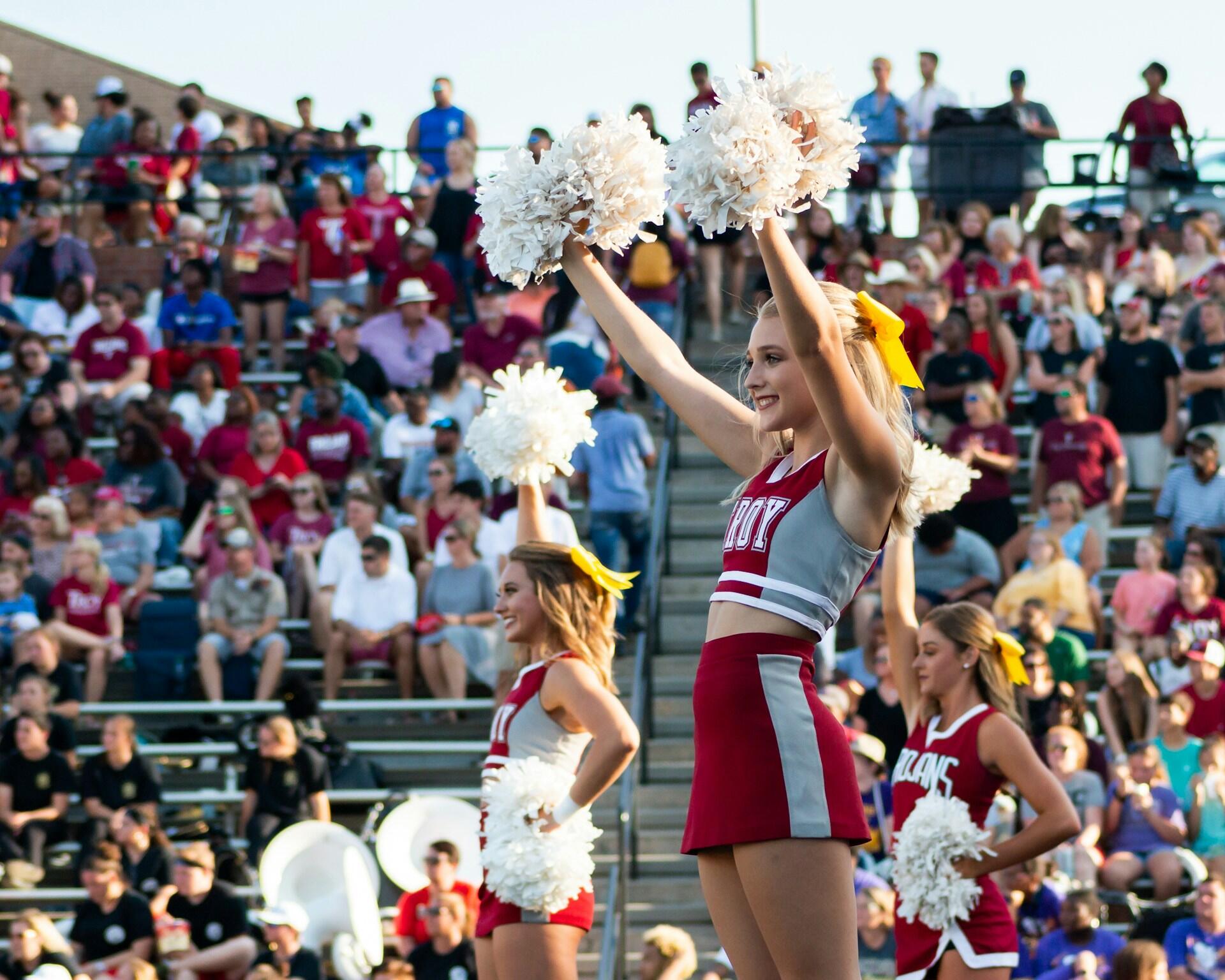 Maedchen beim Cheerleading in der Halbzeit eines Football-Spiels