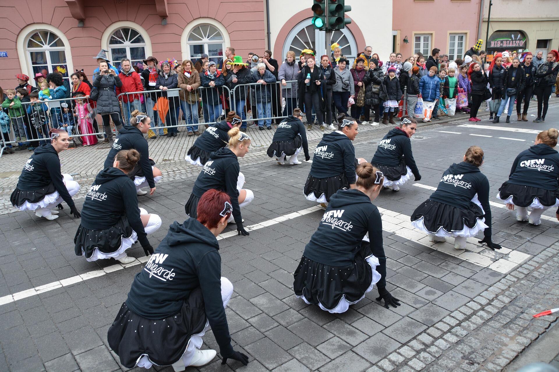 Gruppe beim Garde-Tanz auf einem Umzug