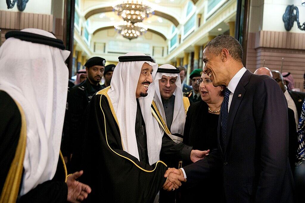 König König Salman ibn Abd al-Aziz von Saudi Arabien schüttelt Obama die Hand.