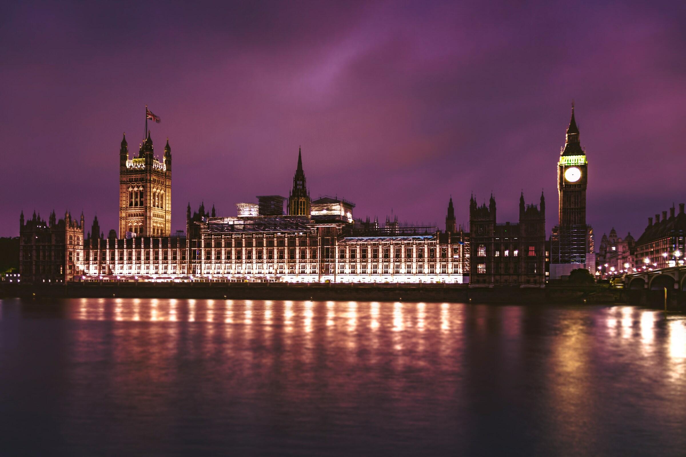 Ein Foto vom Westminster in London in abendlicher Stimmung.