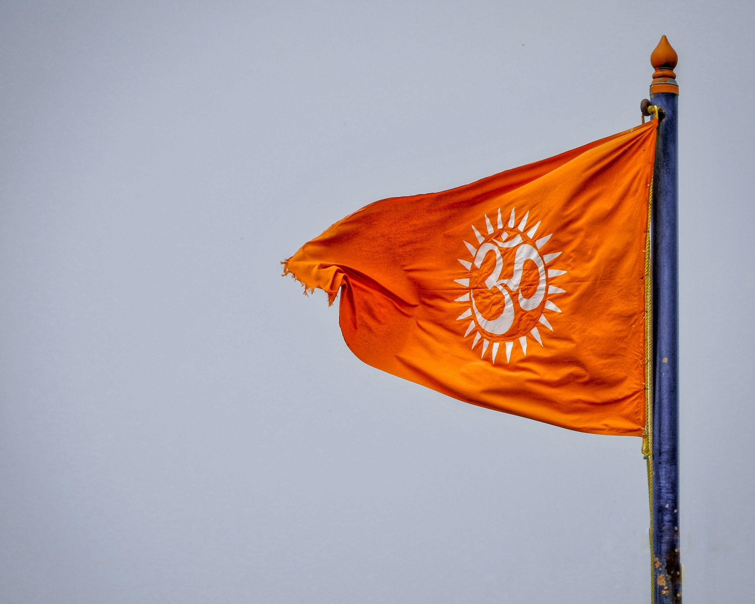 Eine orangene Flagge mit dem OM-Symbol darauf.