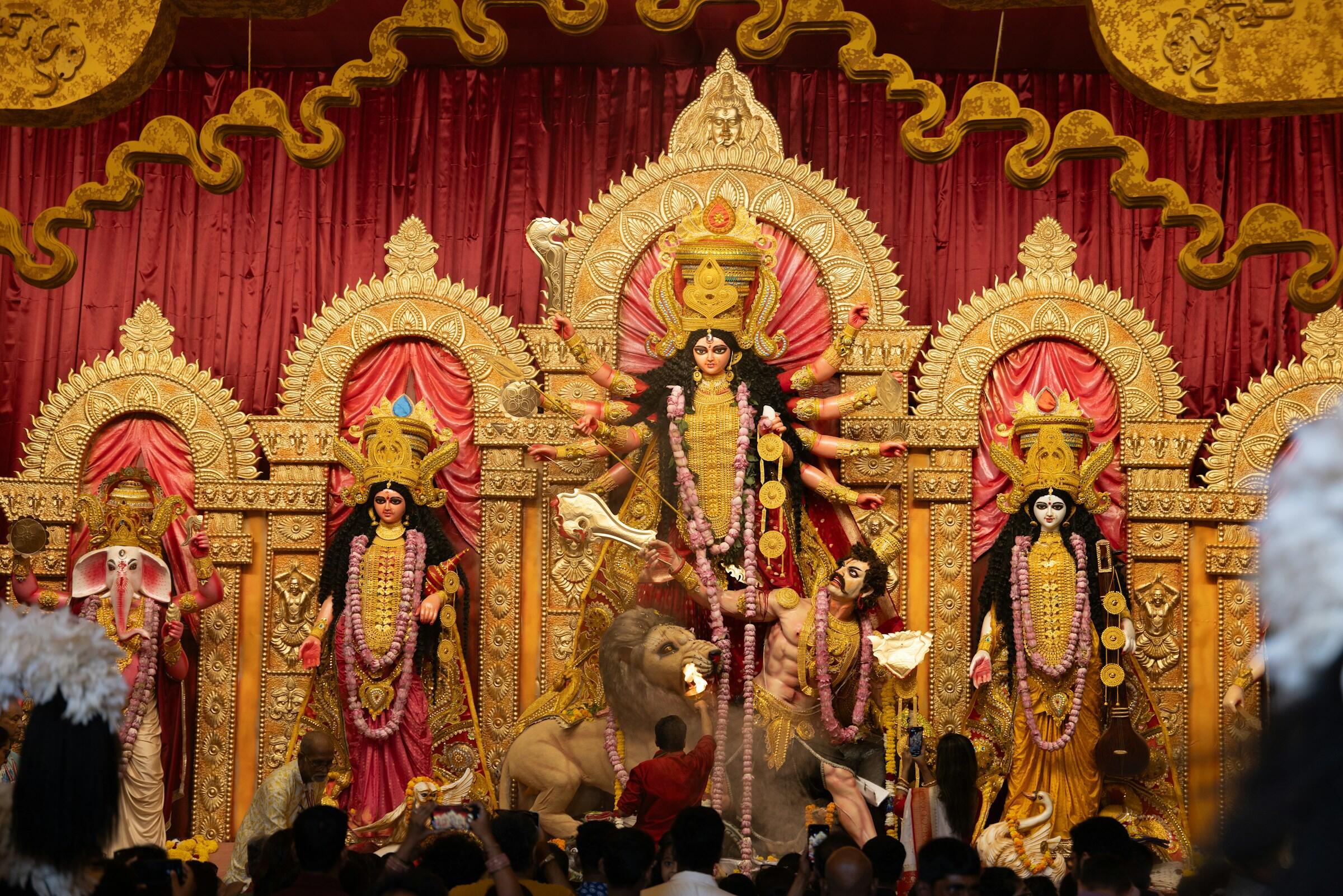 Einige goldene Skulpturen hinduistischer Götter und Göttinnen.