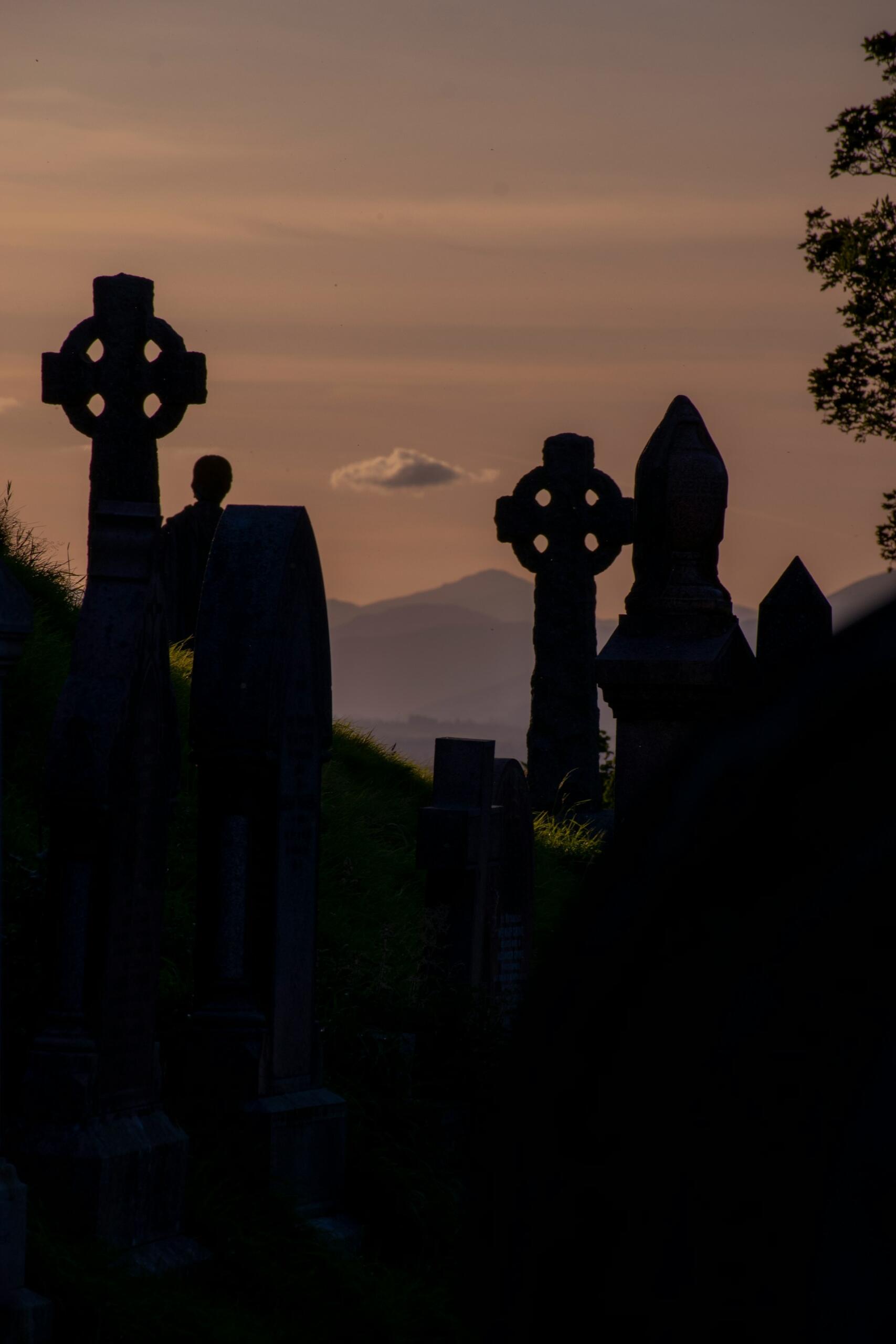 Grabsteine und Symbole in der Dämmerung