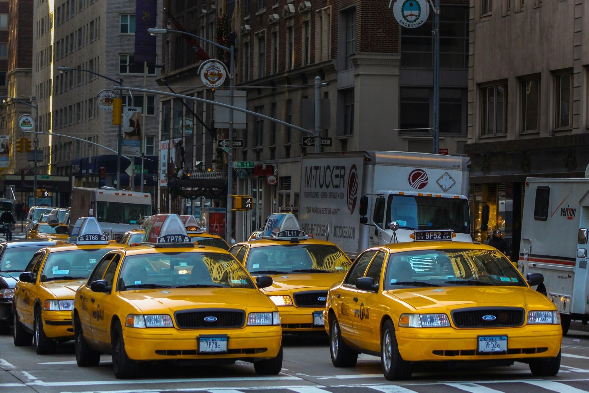 Mehrere gelbe Taxis in einer Straße von New York