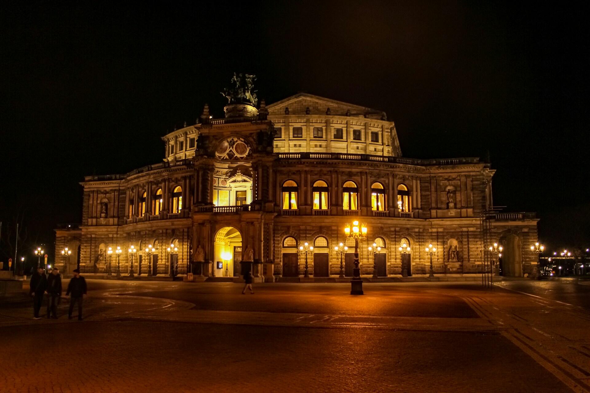Semper Oper bei Nacht