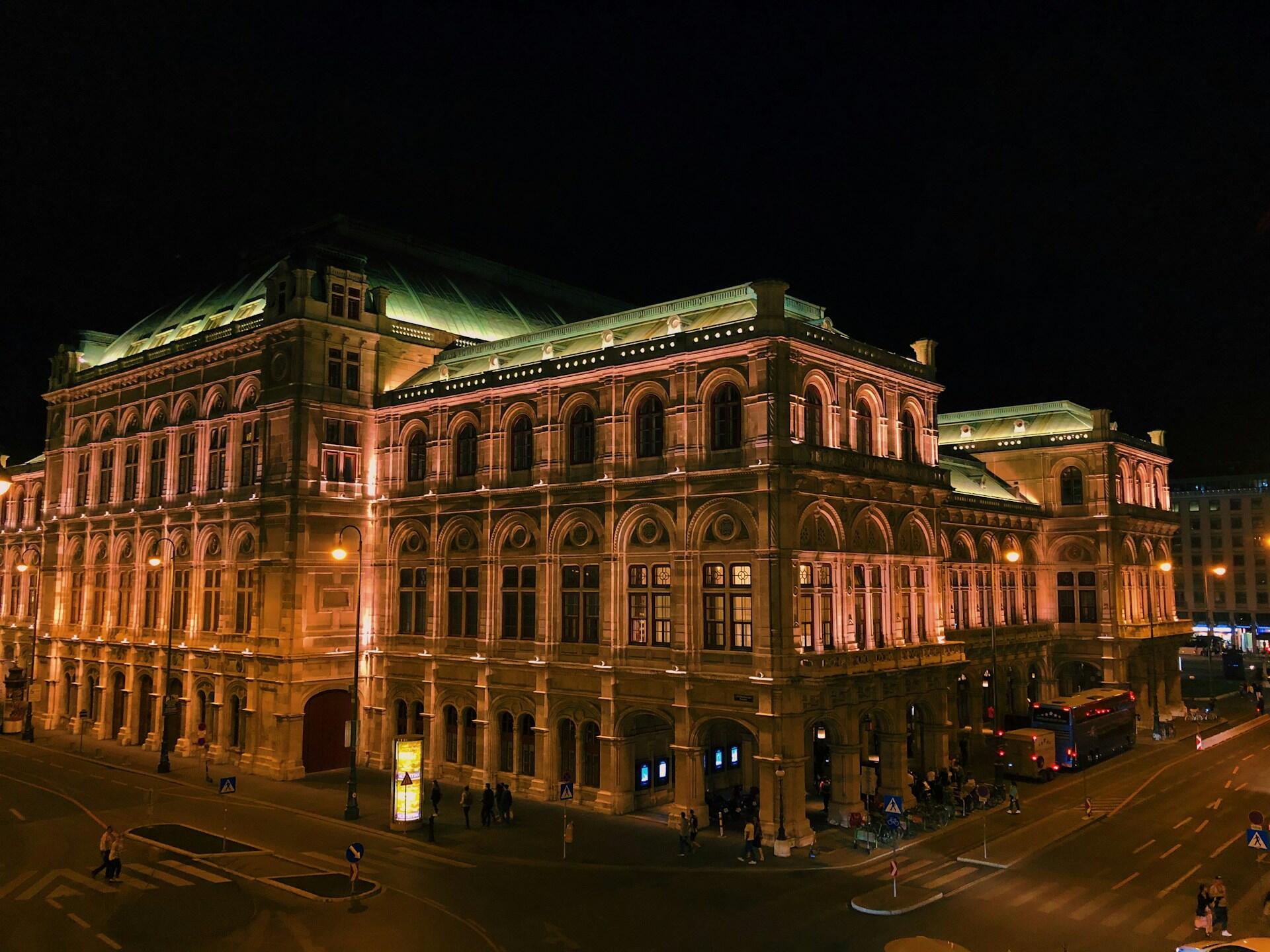 Wiener Oper bei Nacht