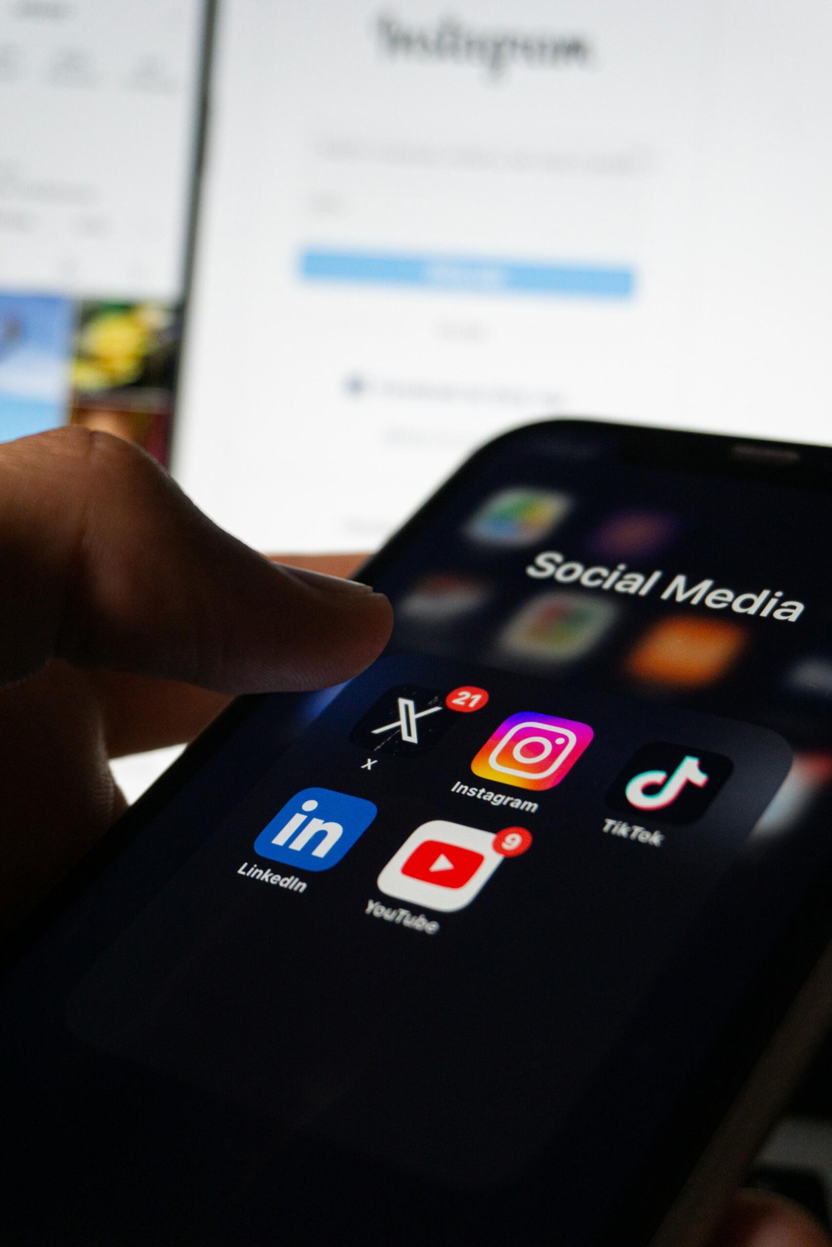 Ein Handy mit verschiednen Social Media Apps.