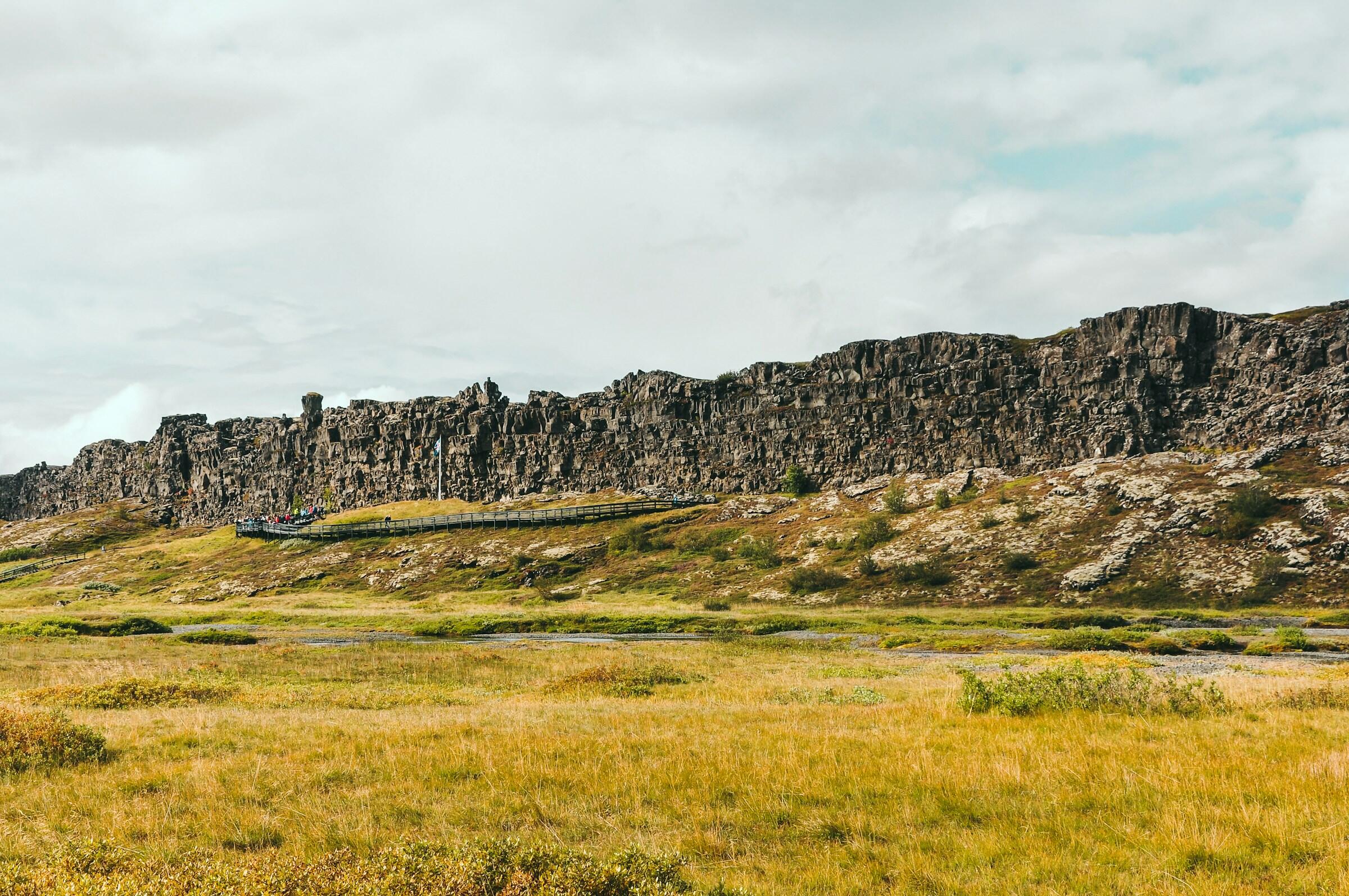 Eine kleine Bergformation in einer grünen Steppe.