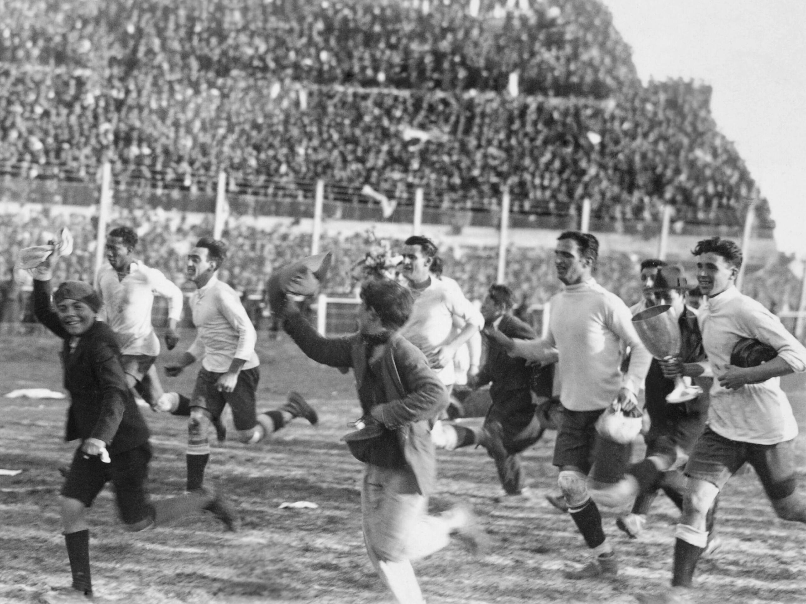 Uruguayische Spieler feiern nach dem Gewinn des Finales der Fußball-Weltmeisterschaft 1930.