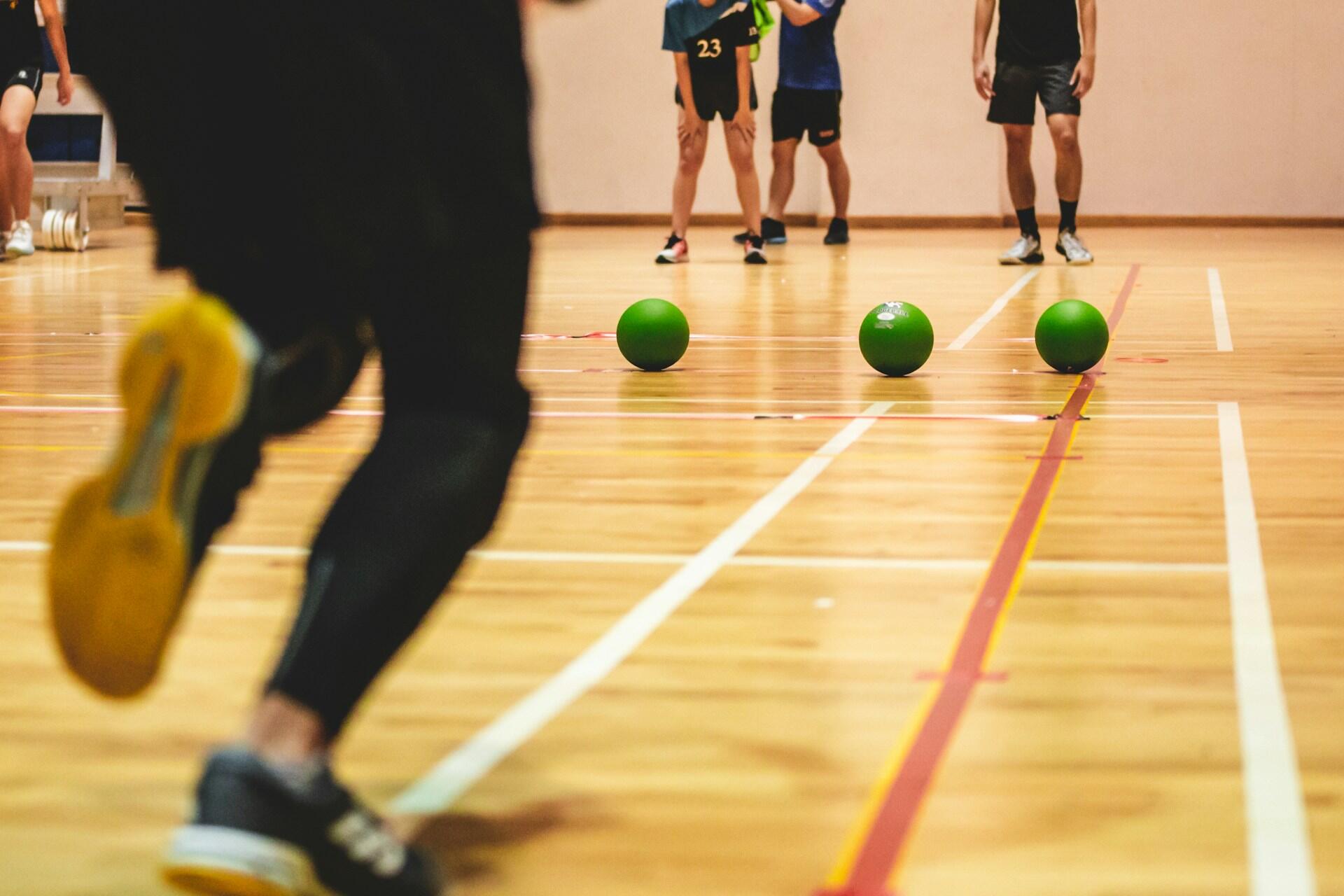 Voelkerball-Spiel mit gruenen Softbaellen