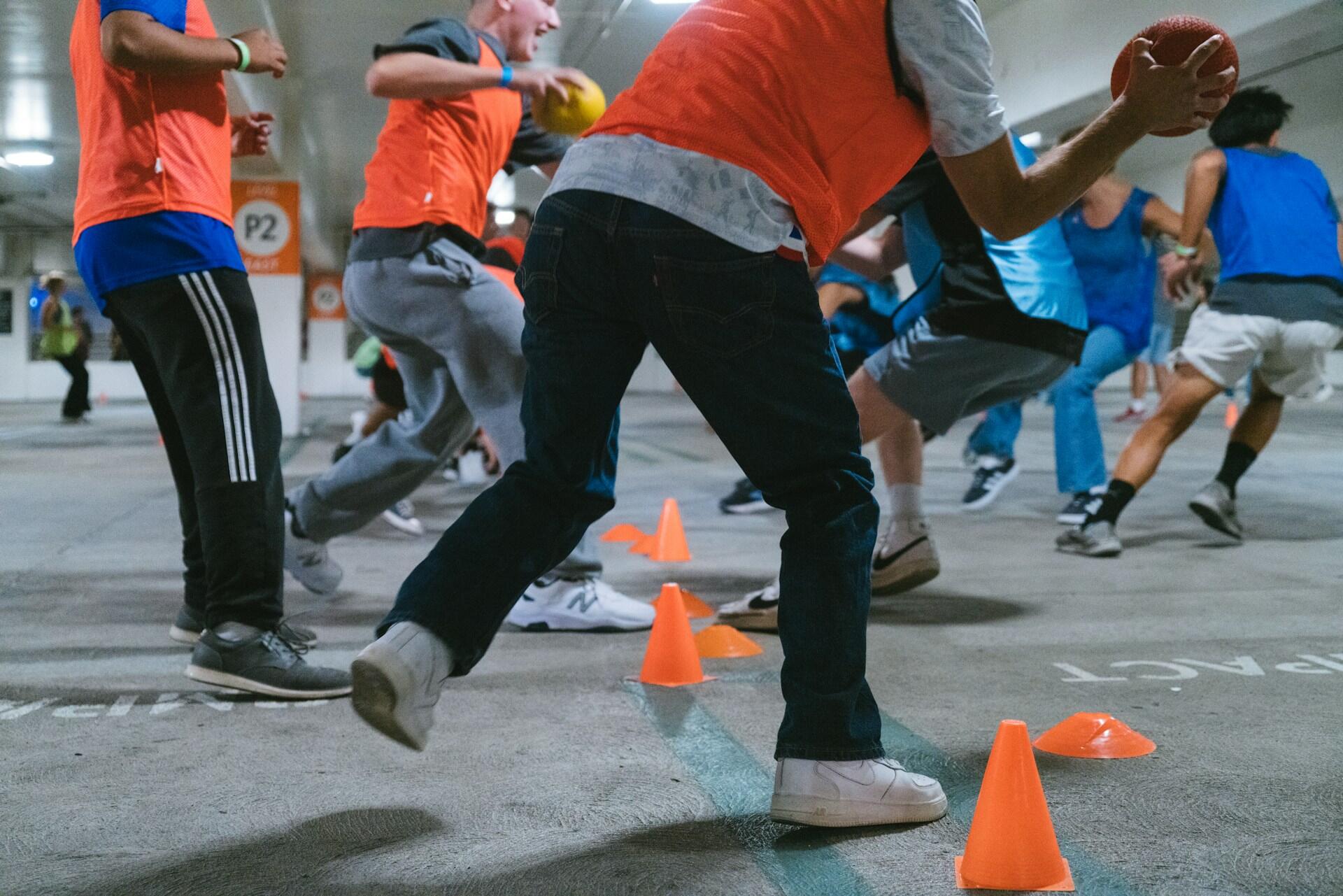 junge Menschen spielen Zombieball