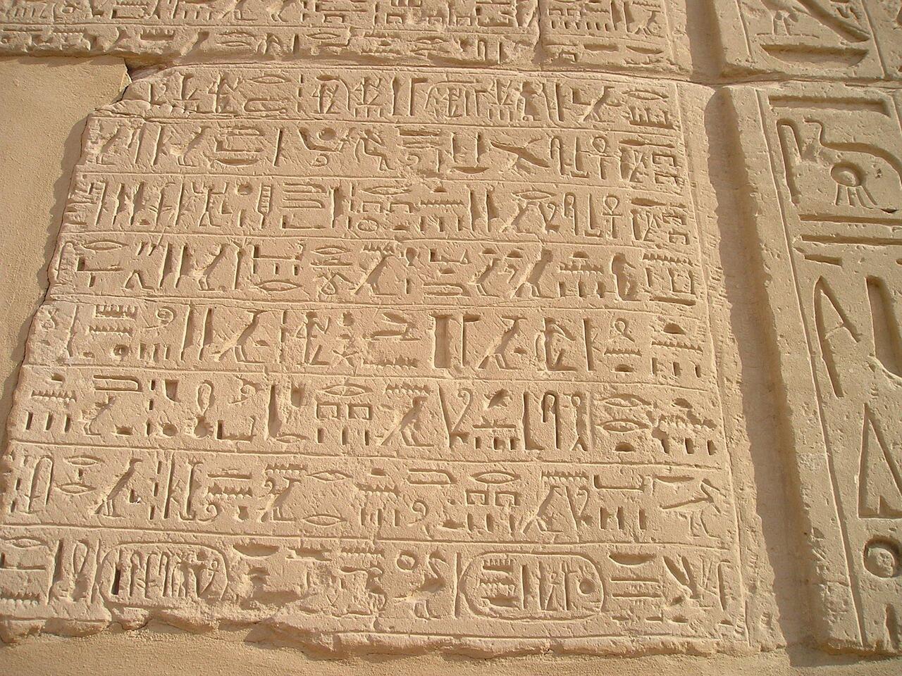 Hieroglyphen in Stein