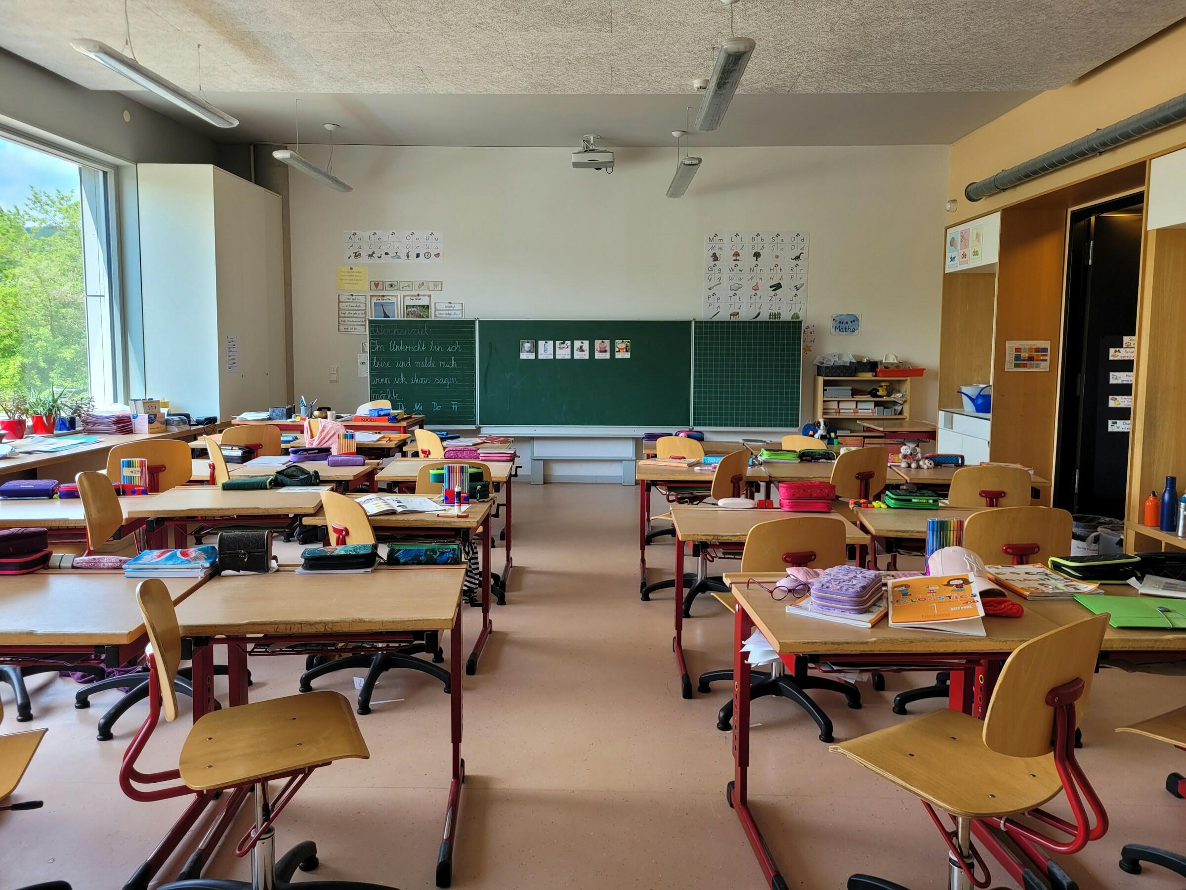 Ein leeres Klassenzimmer.