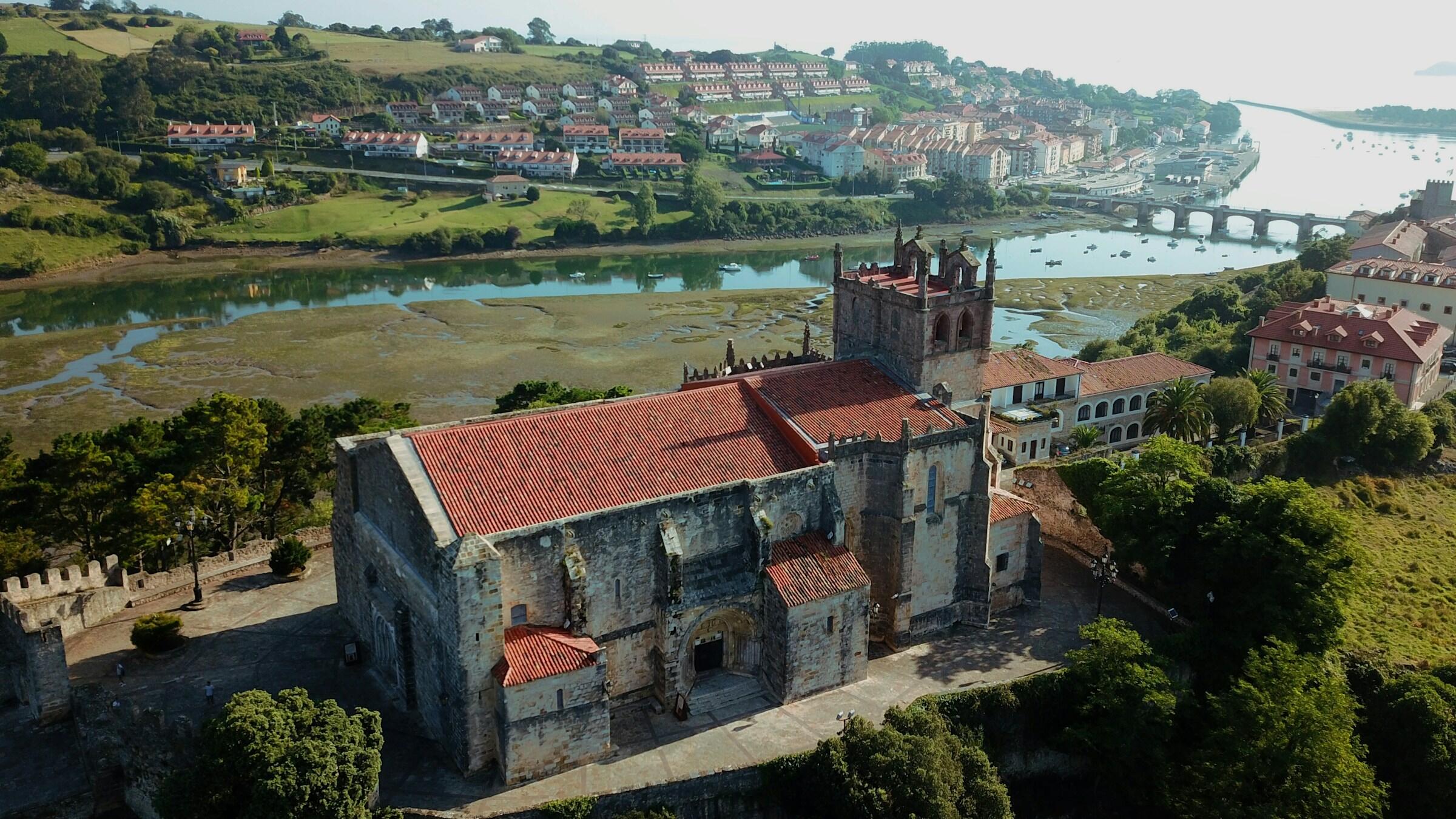 Eine Stadt mit Fluss und Burg in Kantabrien.