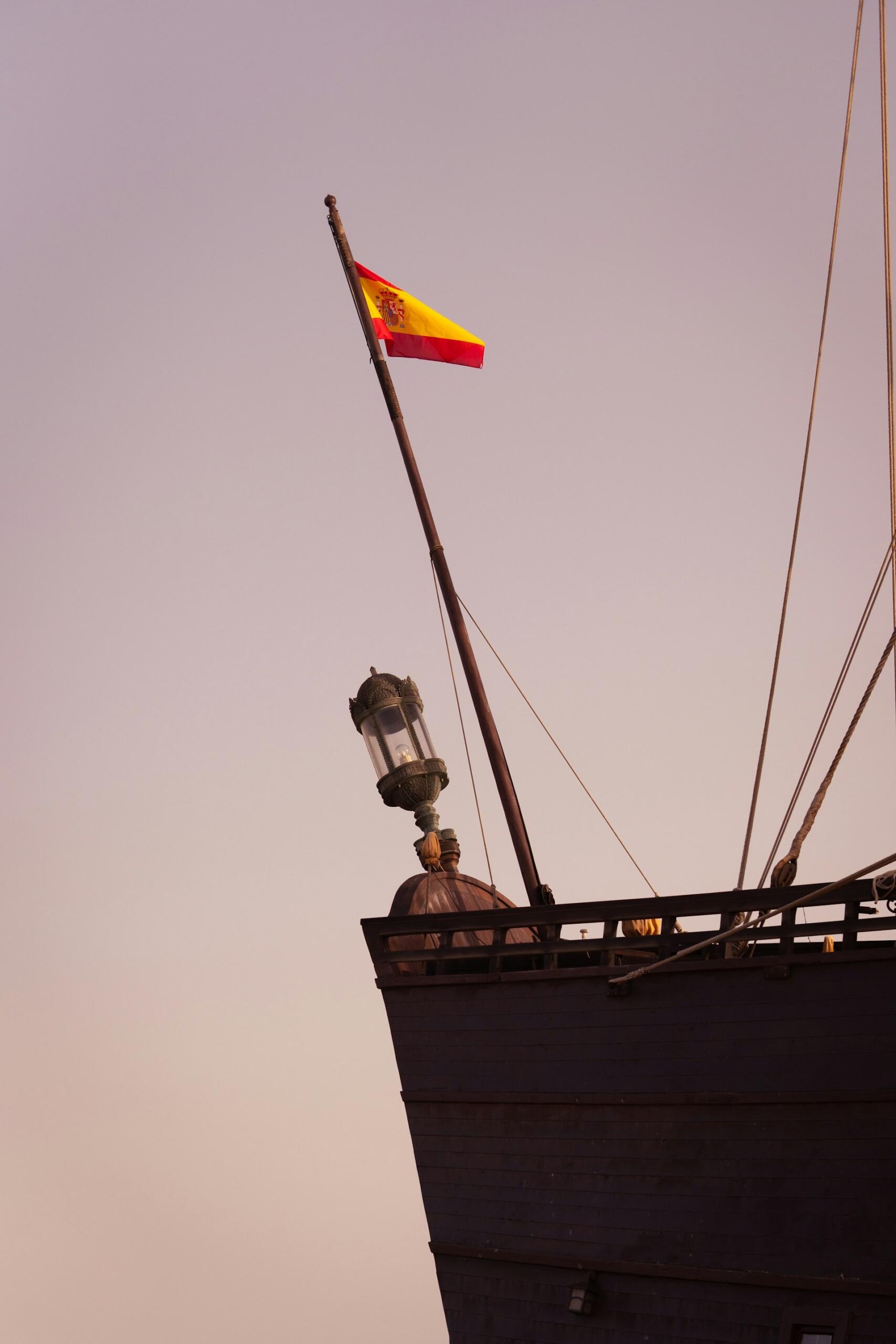 Eine Spanische Flagge am Bug eines Schiffes.