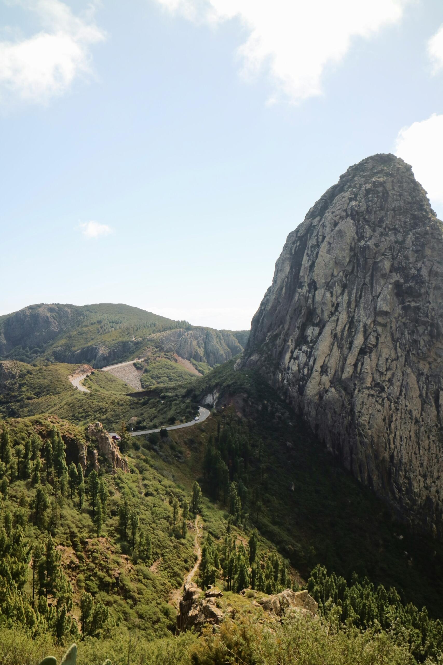 Ein Berg und ein Wanderweg auf La Gomera