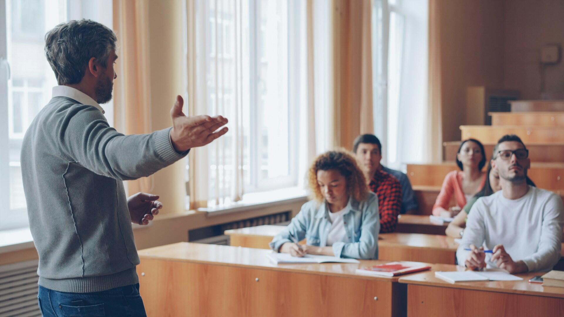 Ein Lehrer spricht zu seiner Klasse.