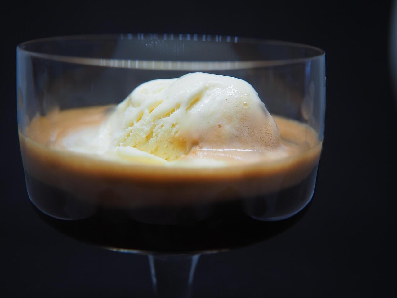 Eis in Espresso in einem Glas