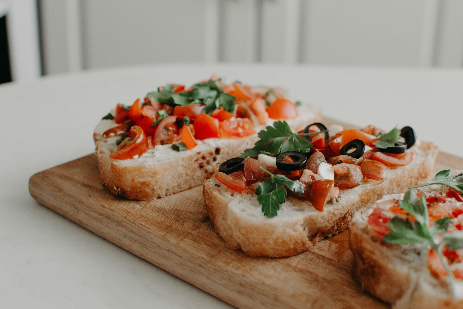 Bruschetta auf einer Holzplatte