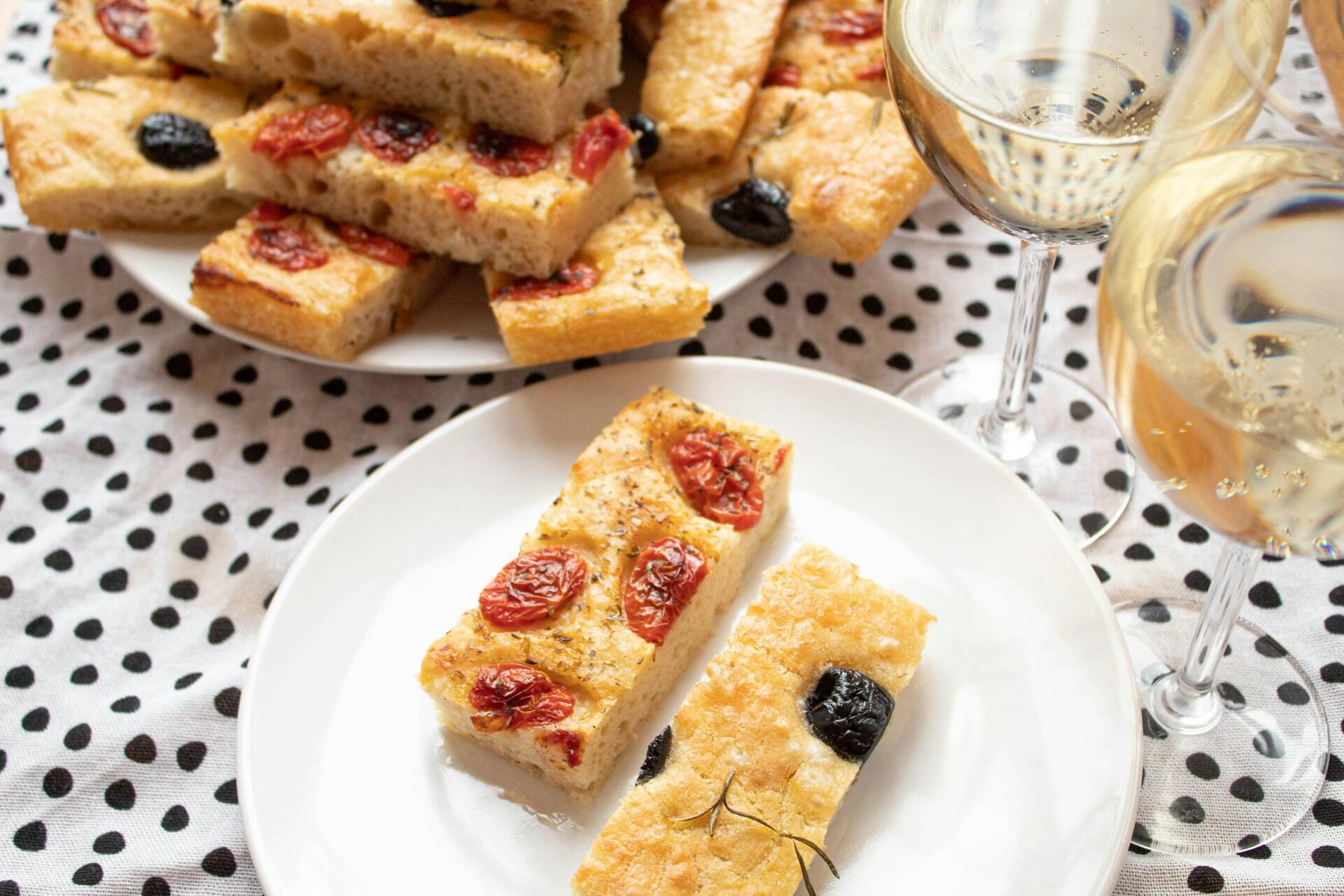 Focaccia mit Oliven und Tomate