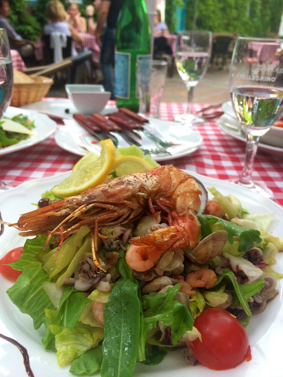 Teller mit Salat und Meeresfrüchten