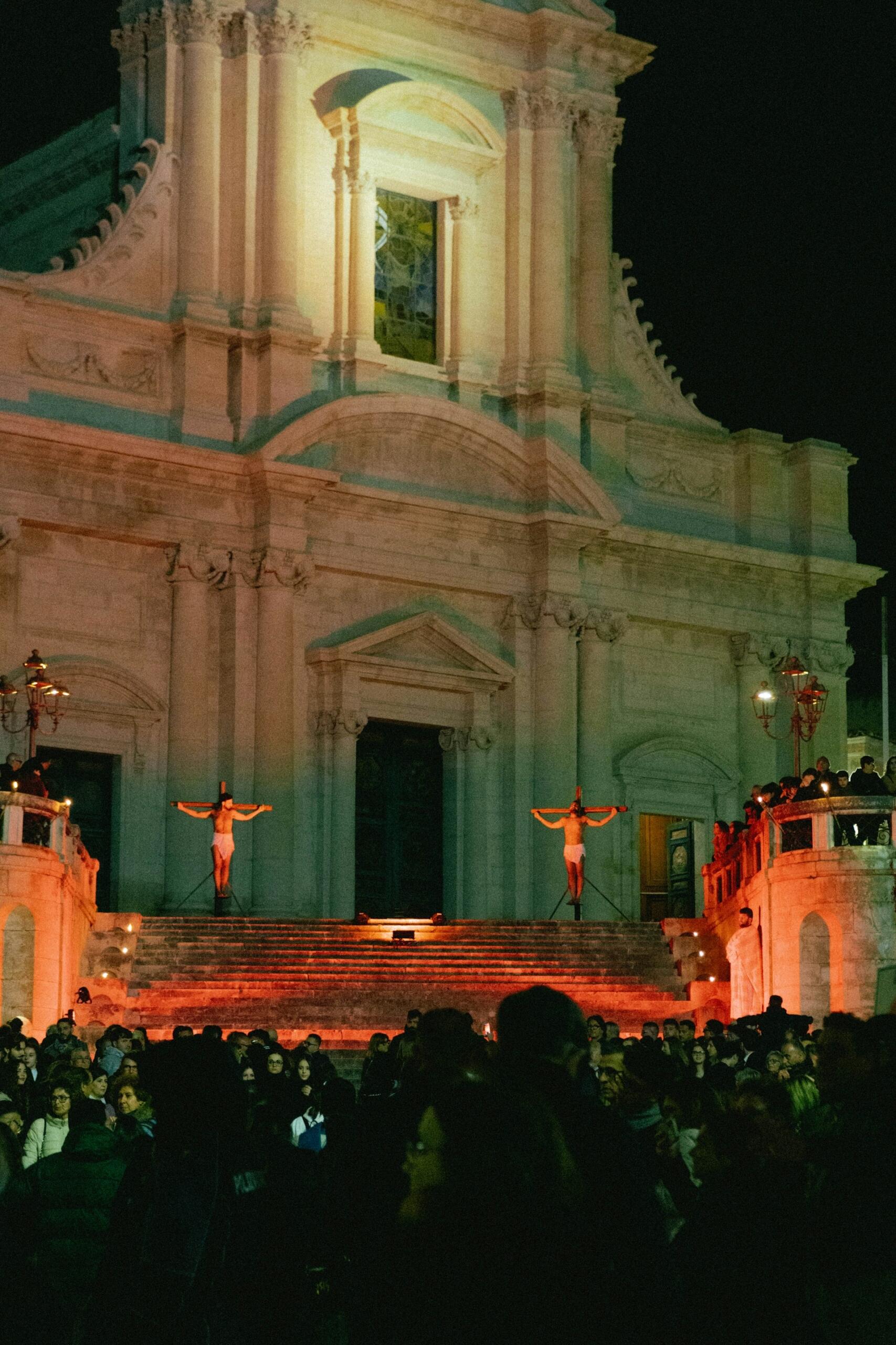 Frontansicht einer Kirche mit zwei Osterkreuzen vor dem Eingang
