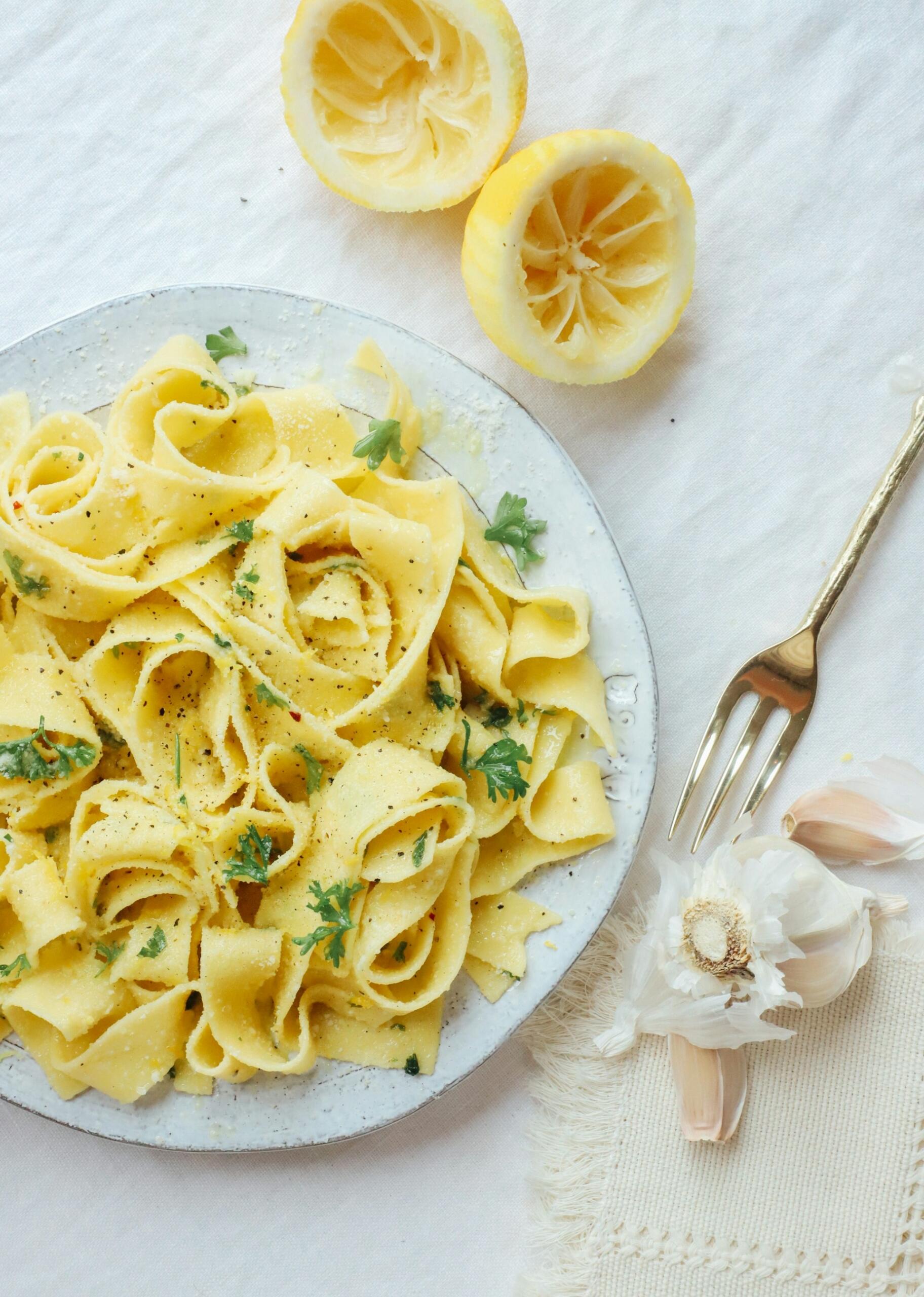 Ein weißer Teller mit Pasta