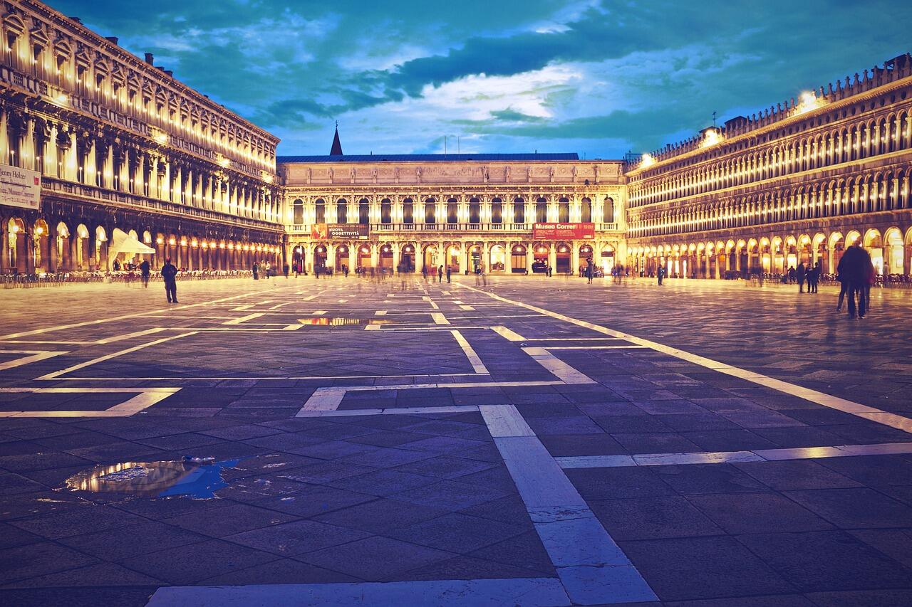 Piazza San Marco am Abend mit beleuchteten Gebäuden