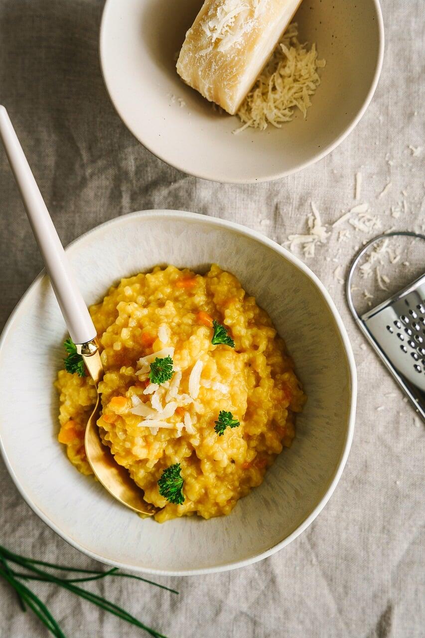 Eine Schüssel mit Risotto und einem Löffel