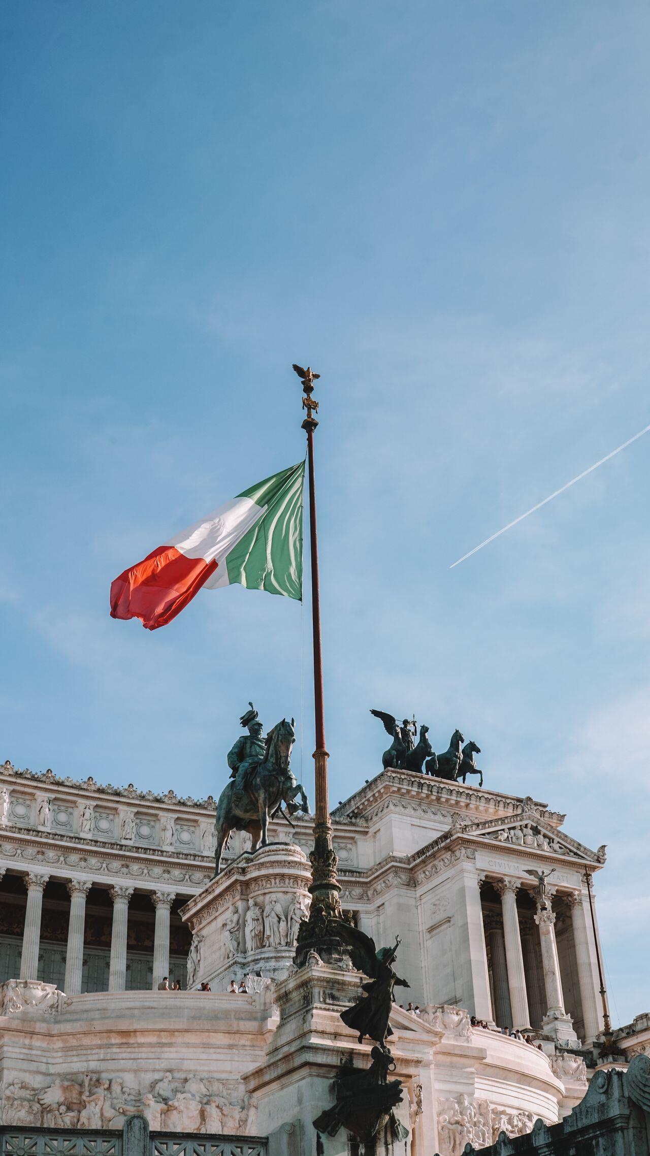 Italienische Falgge weht vor einem großen Gebäude
