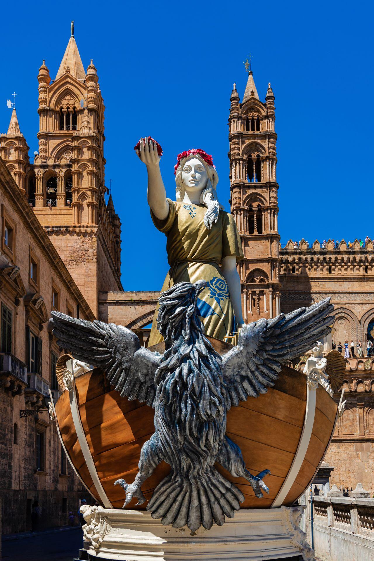 Statue vor Kathedrale in Paleremo