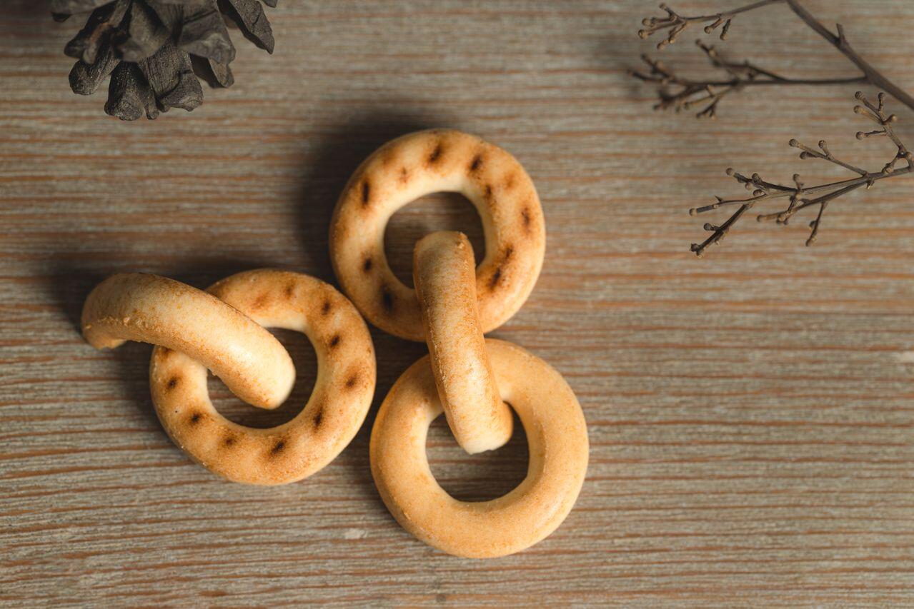 Ringförmiges Gebäck auf einem Holztisch