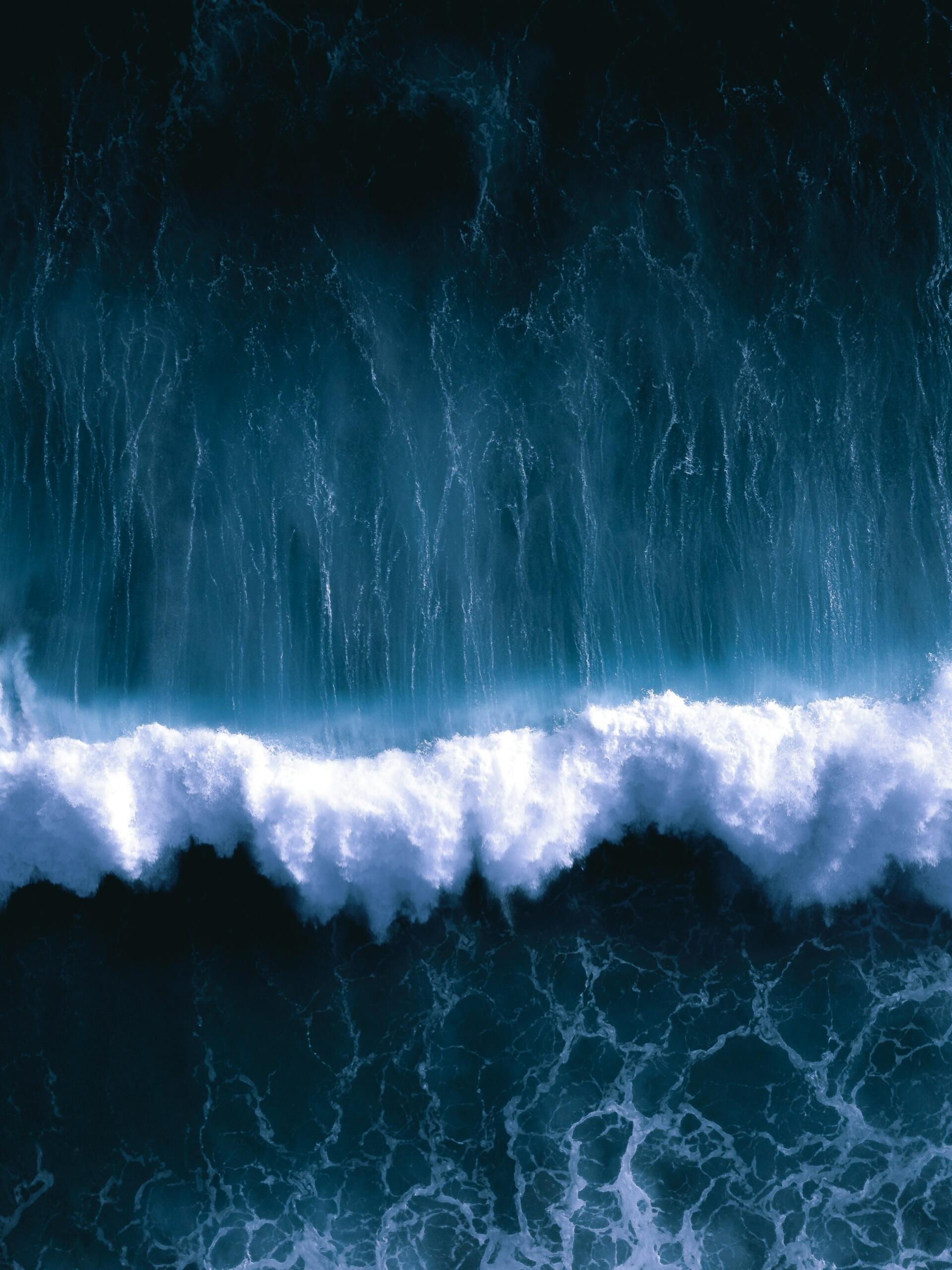 Eine große Welle von oben fotografiert.