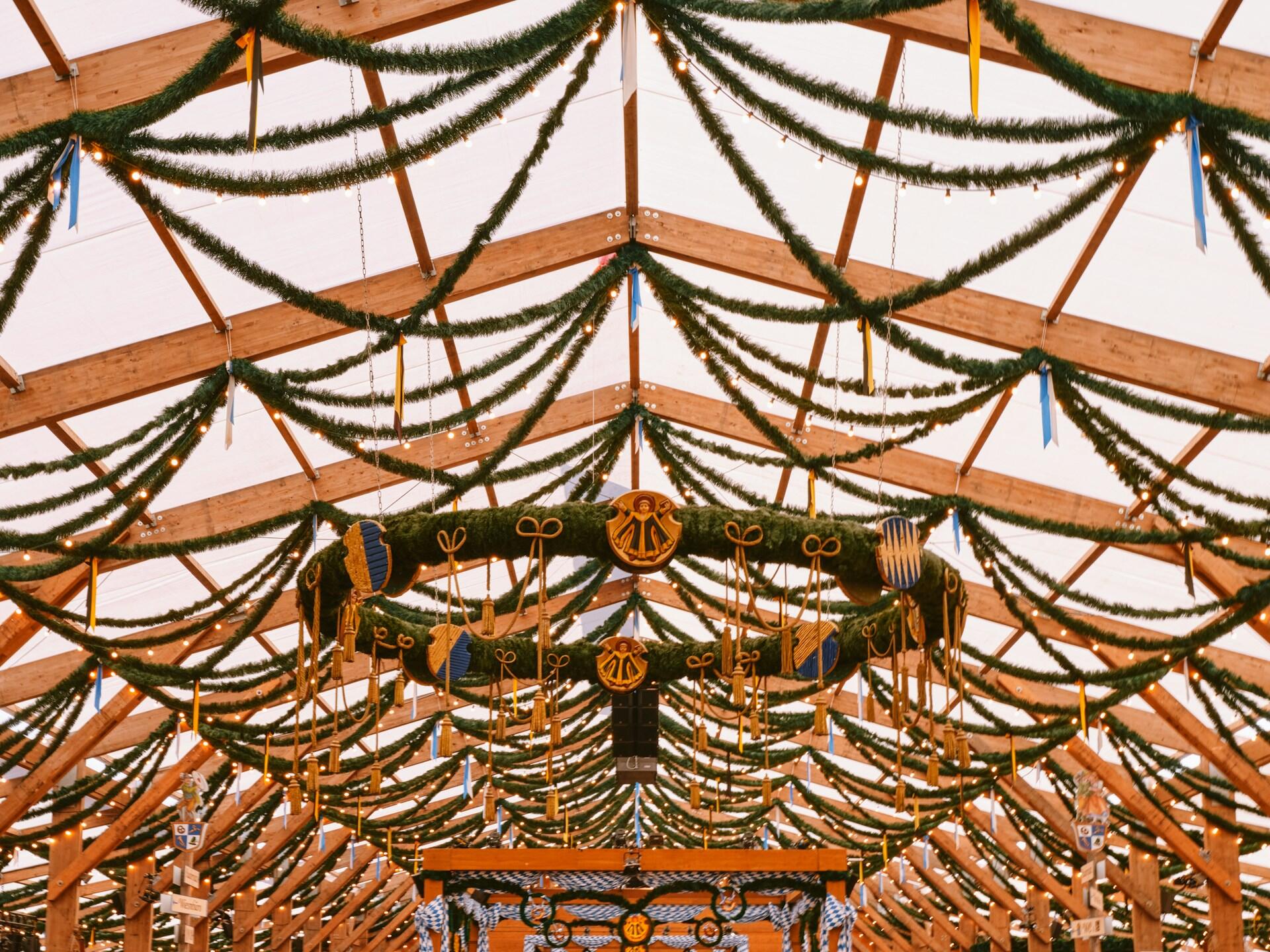 Dekoriertes Festzelt auf dem Münchner Oktoberfest
