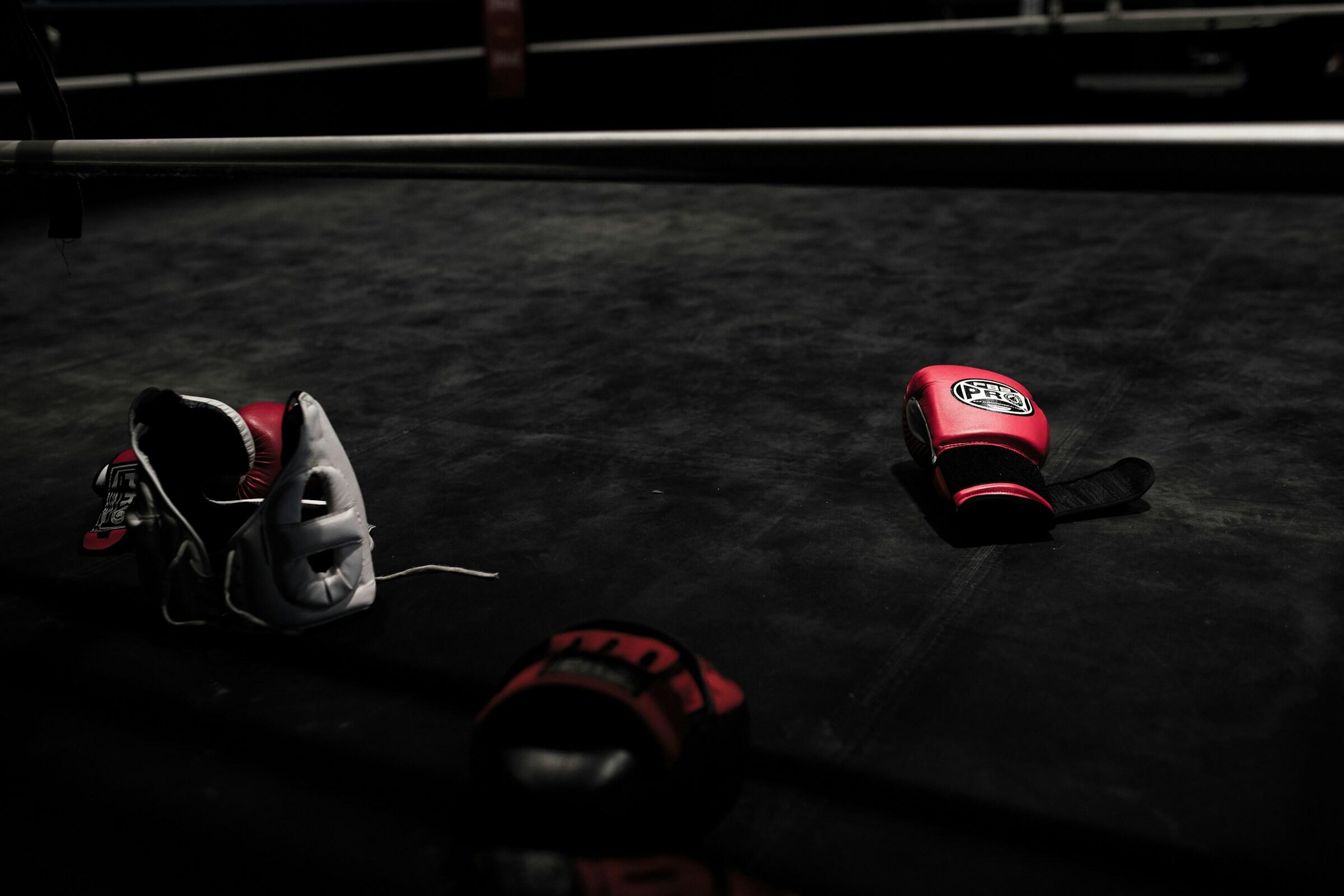 Ein roter Boxhandschuh.